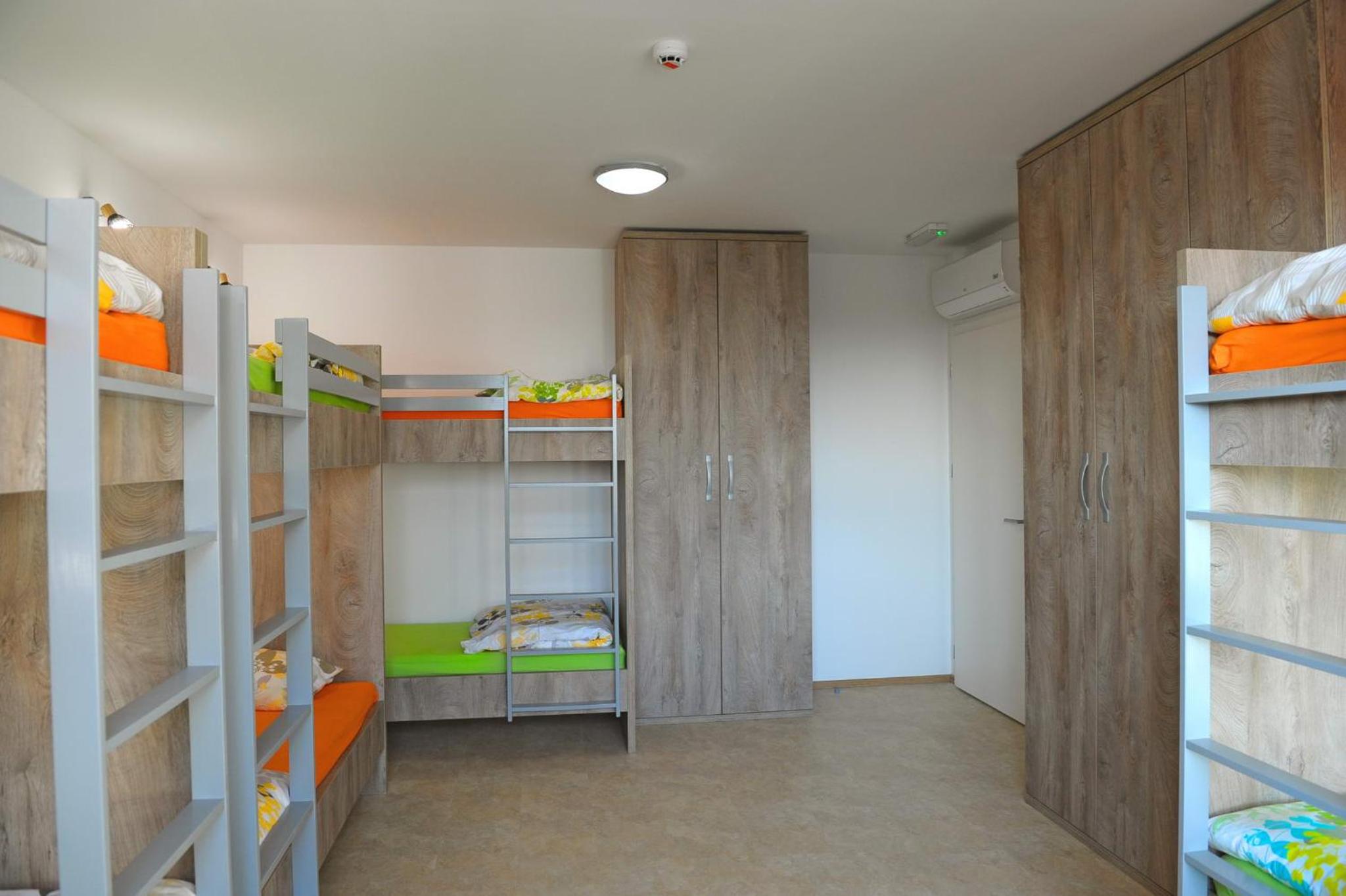 Bed in 8-Bed Mixed Dormitory Room photo 1