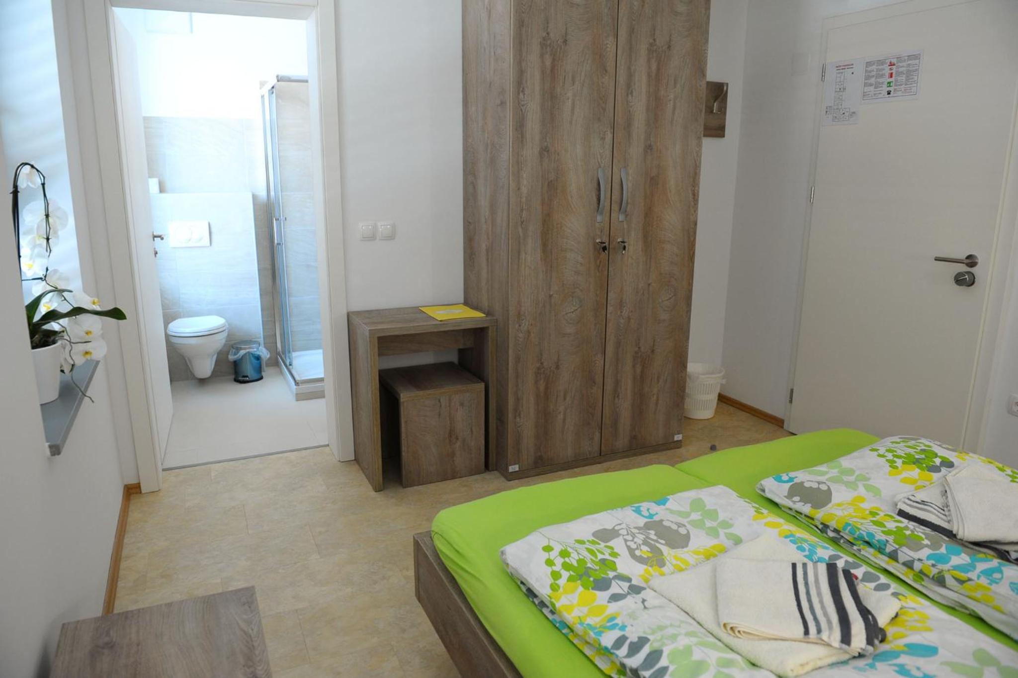 Double Room with Private Bathroom - Photo 4