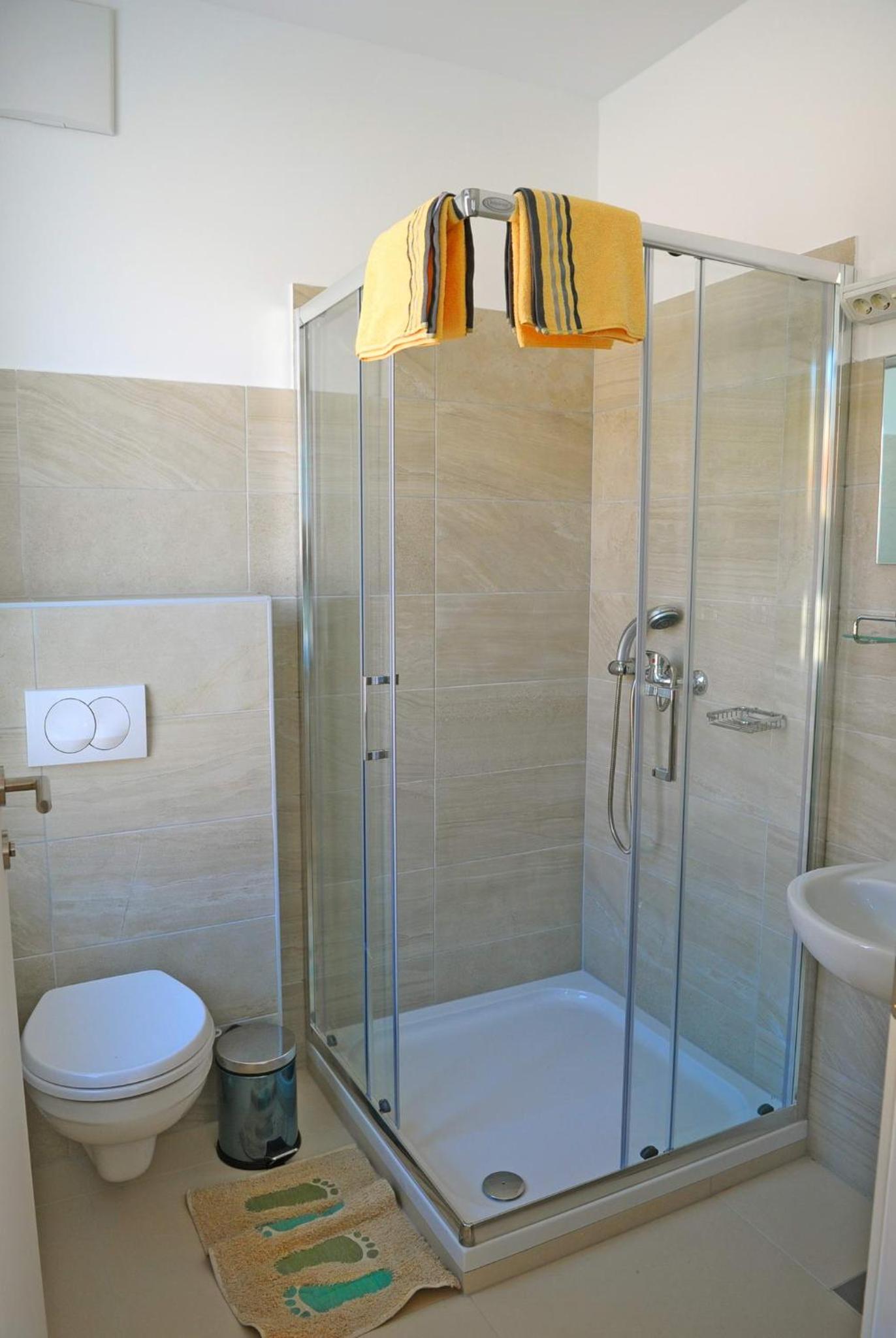 Double Room with Private Bathroom - Photo 3
