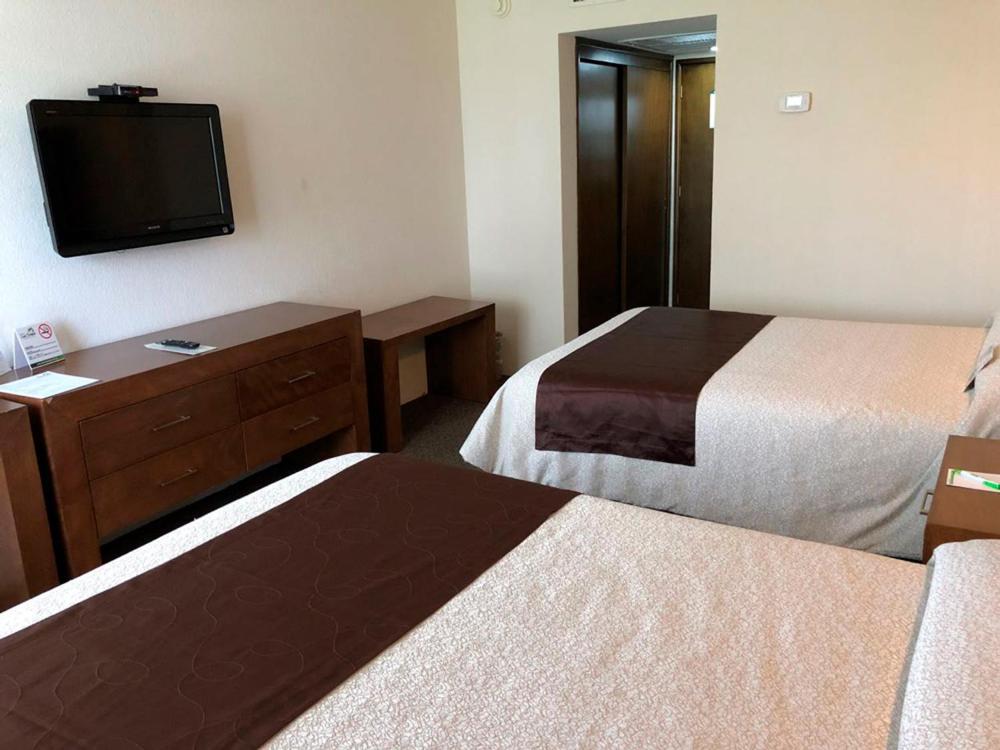 Double Room with Two Double Beds - Photo 5