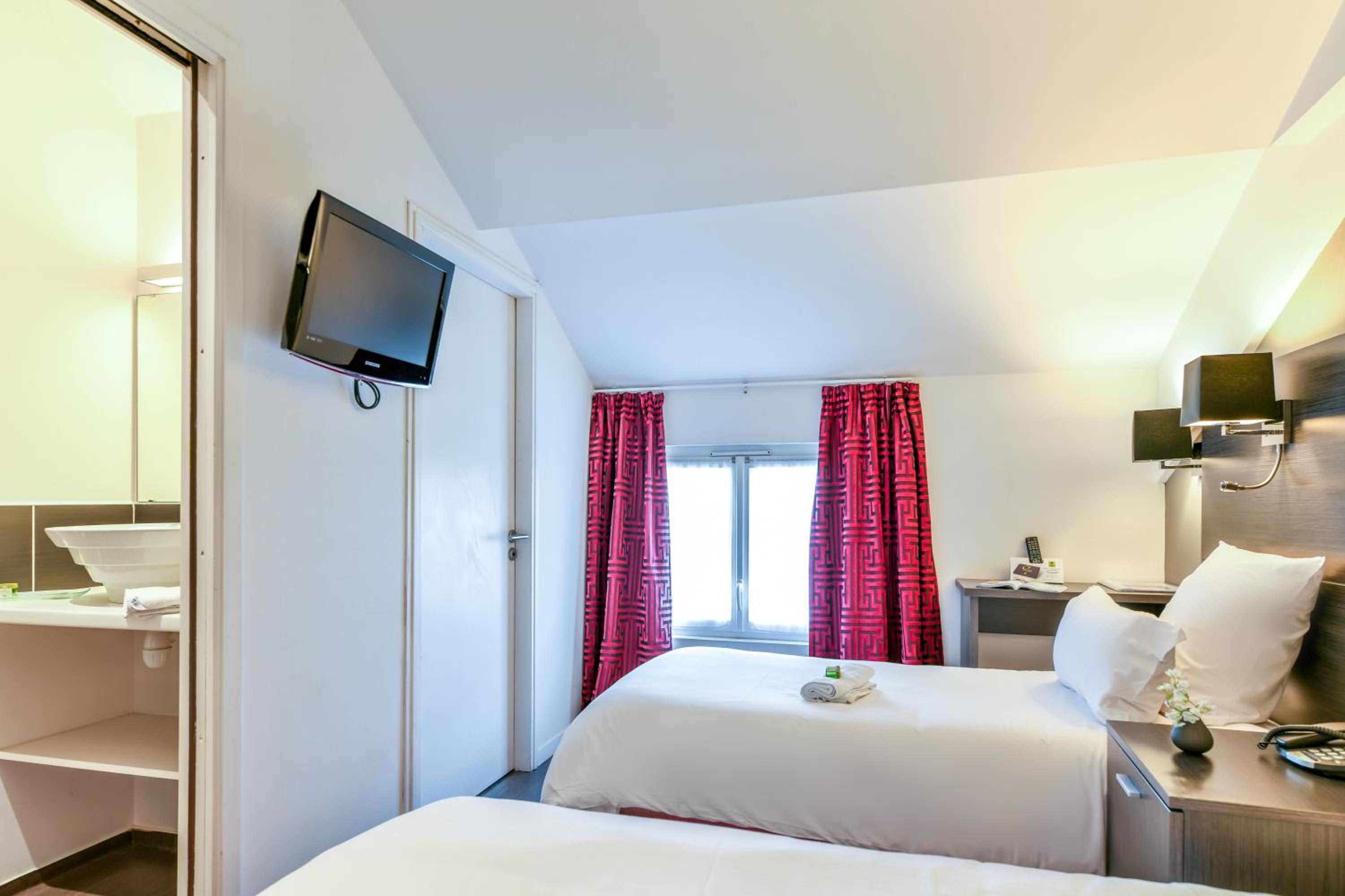 Twin Room - Photo 3