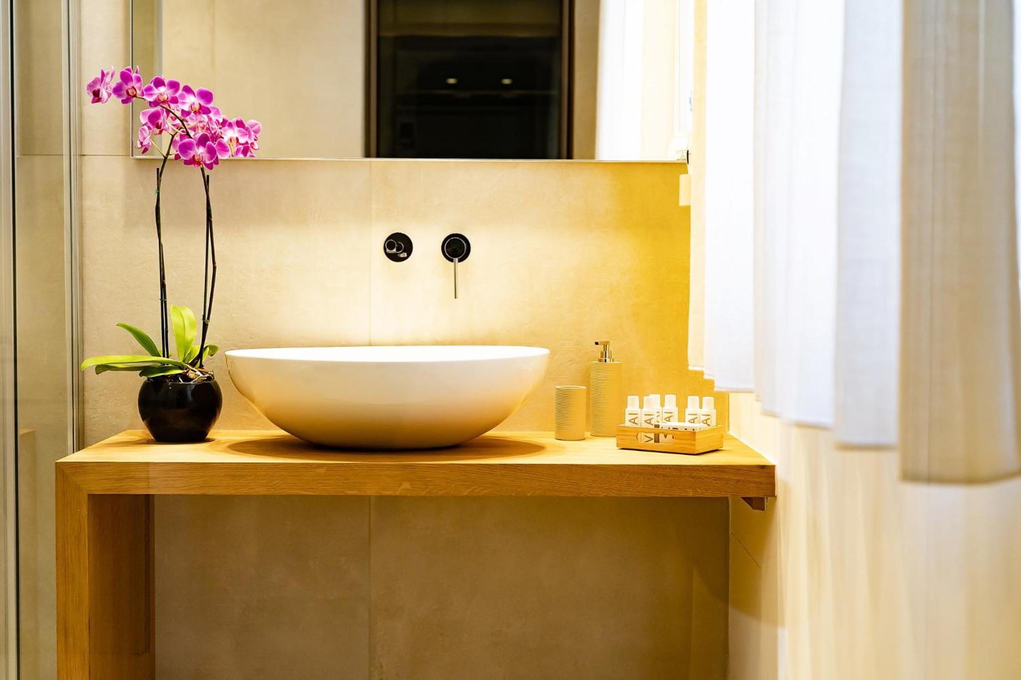 King Room with Balcony - Photo 2