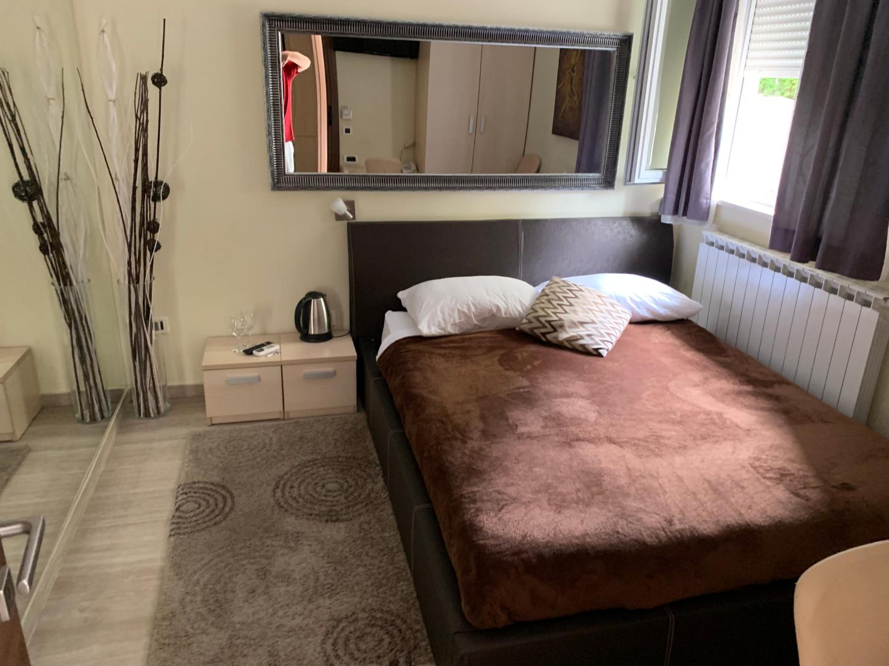 Double Room with Private Bathroom - Photo 1