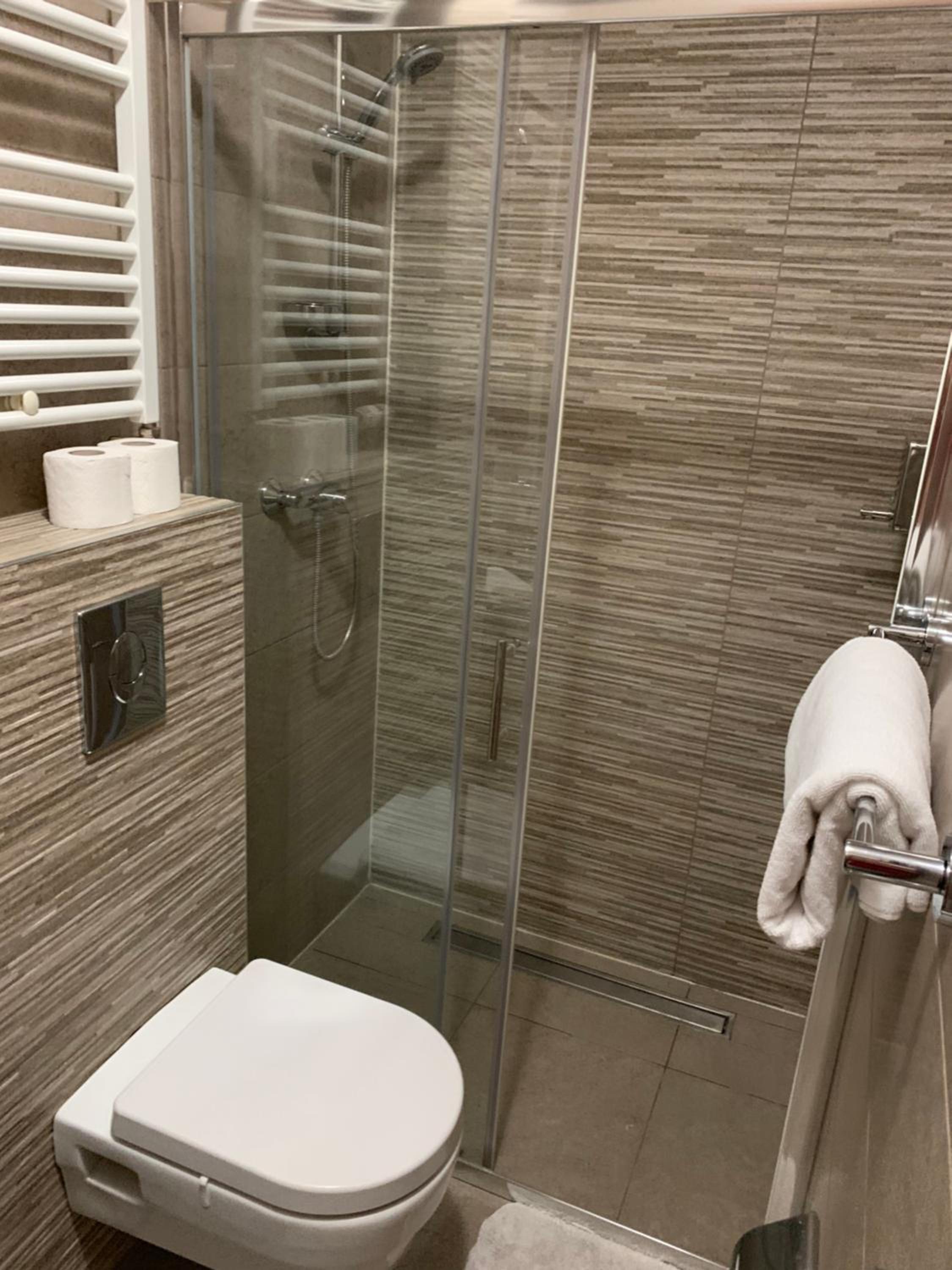 Double Room with Private Bathroom - Photo 2