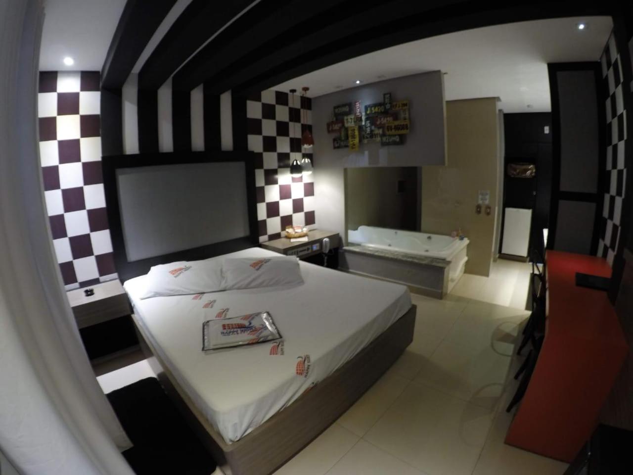 Suite with Hot Tub photo 3
