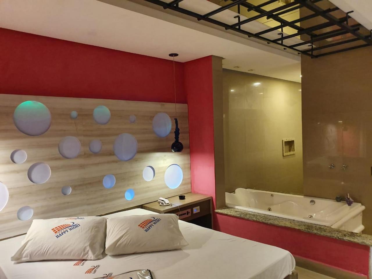Suite with Hot Tub photo 2