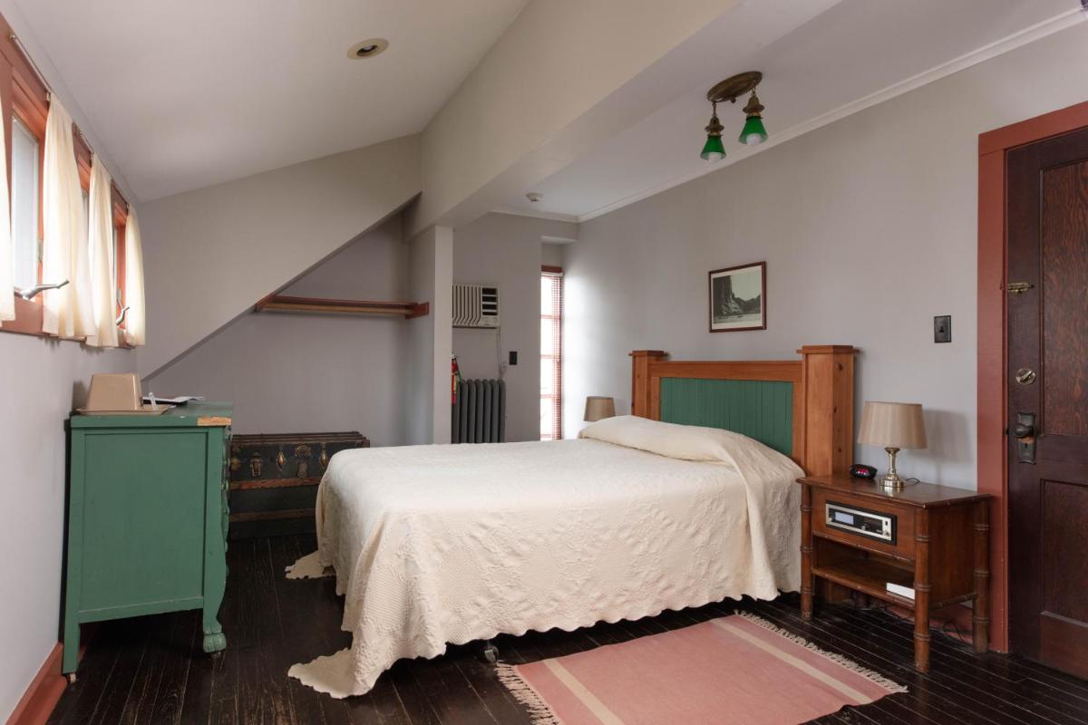 Queen Room photo 2