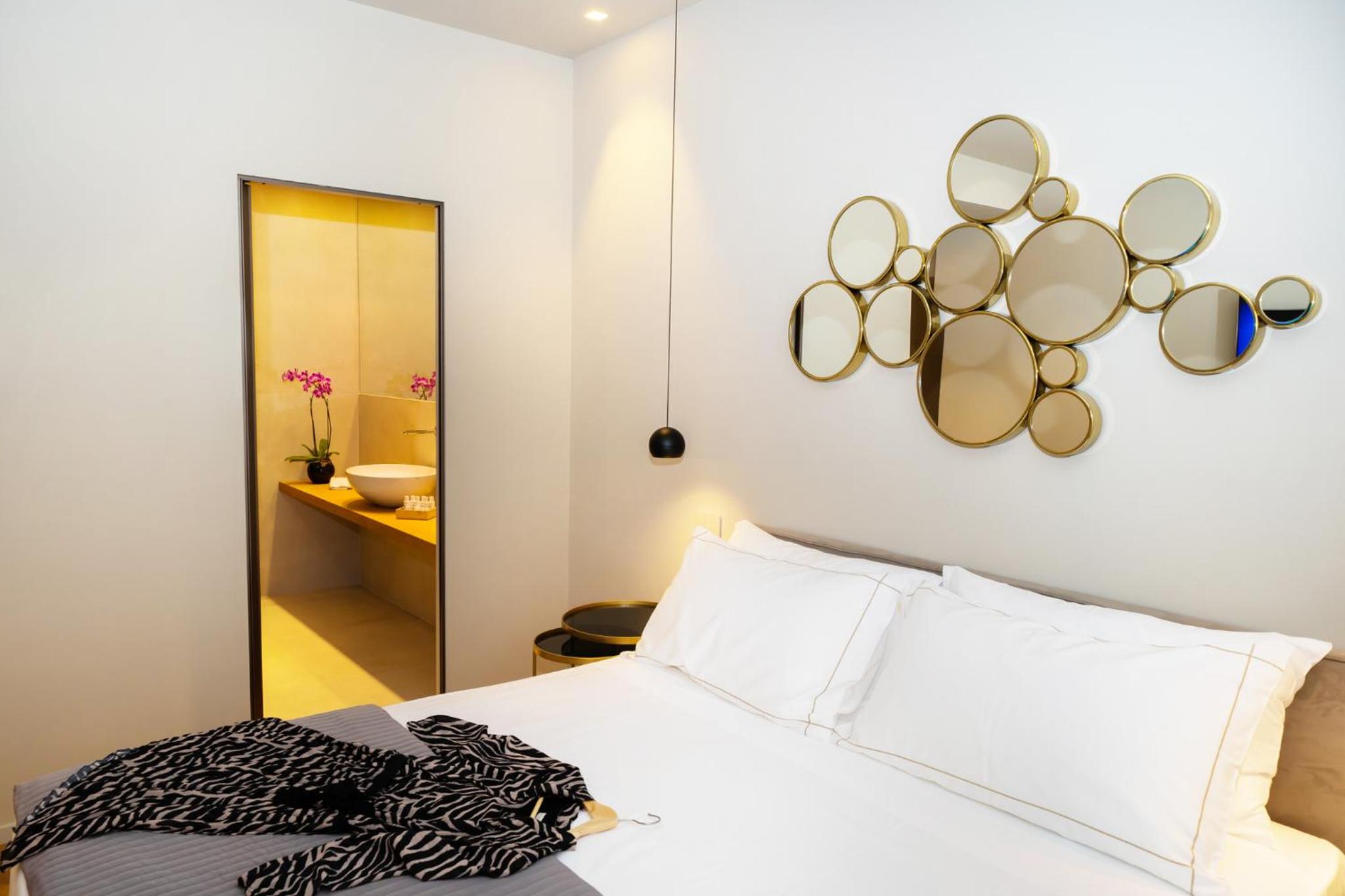 King Room with Balcony - Photo 5