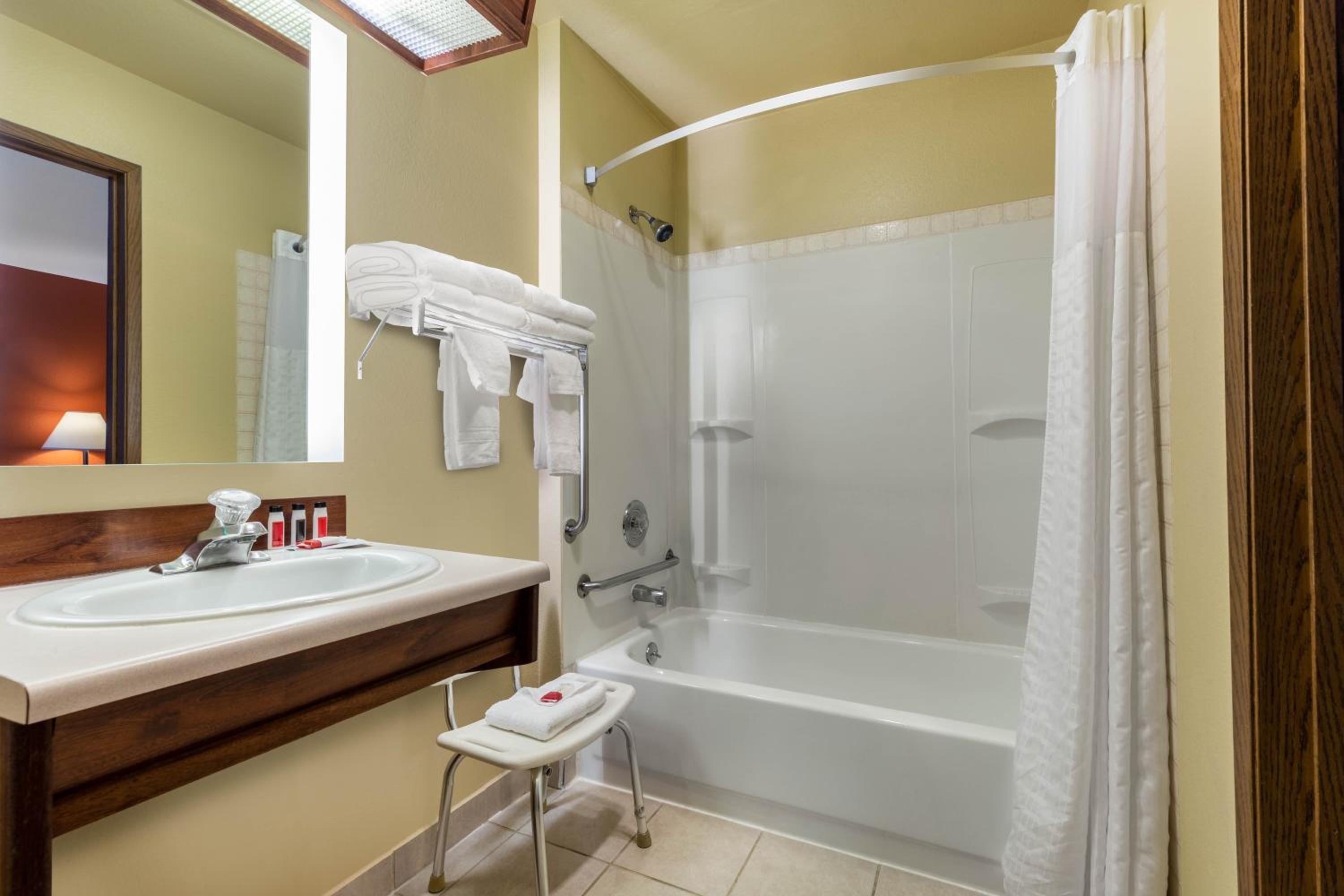 Queen Room with Two Queen Beds and Bath Tub - Mobility Accessible/Pet Friendly - Non-Smoking - Photo 2