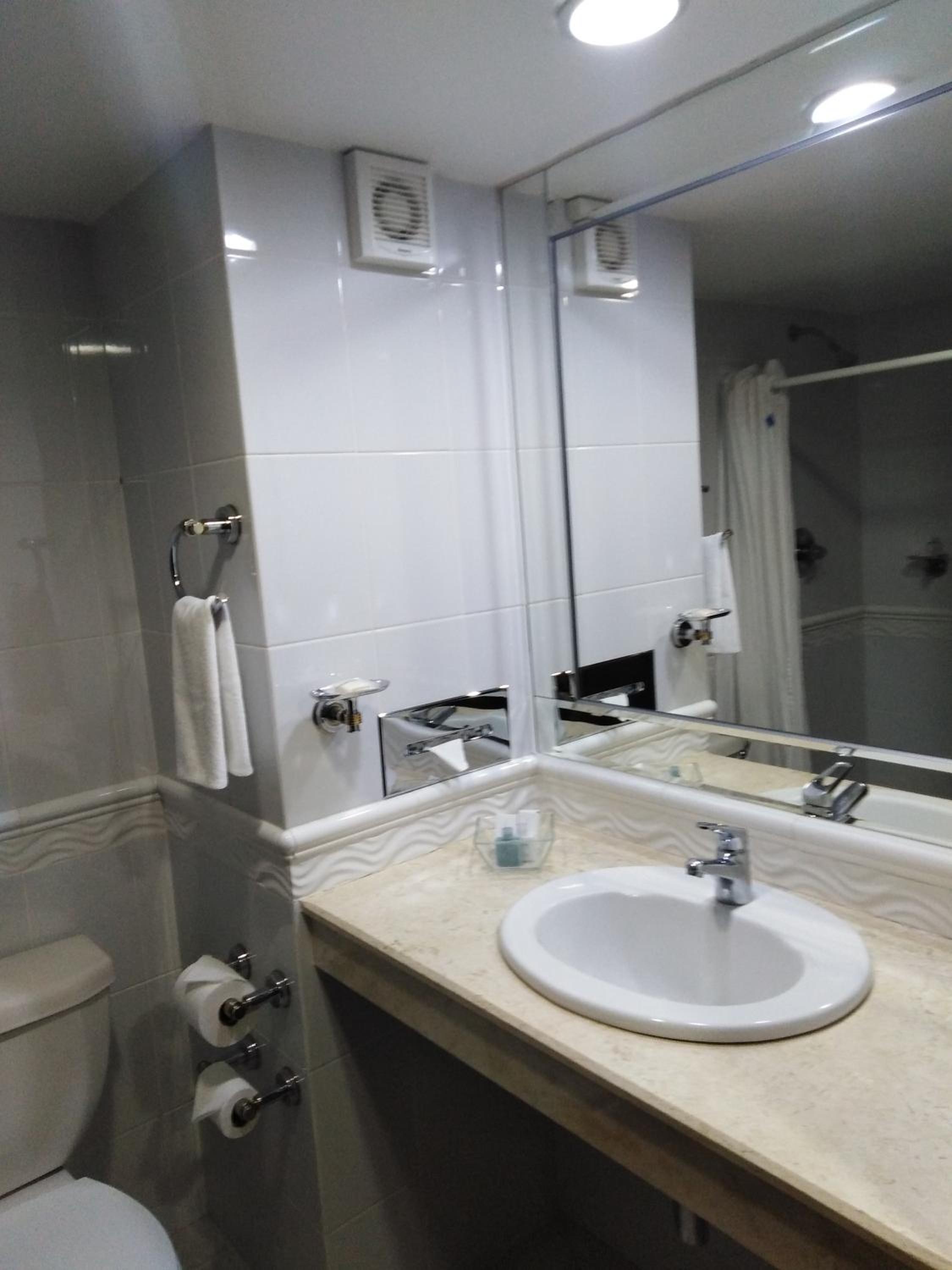 Double Room with Two Double Beds - Photo 2