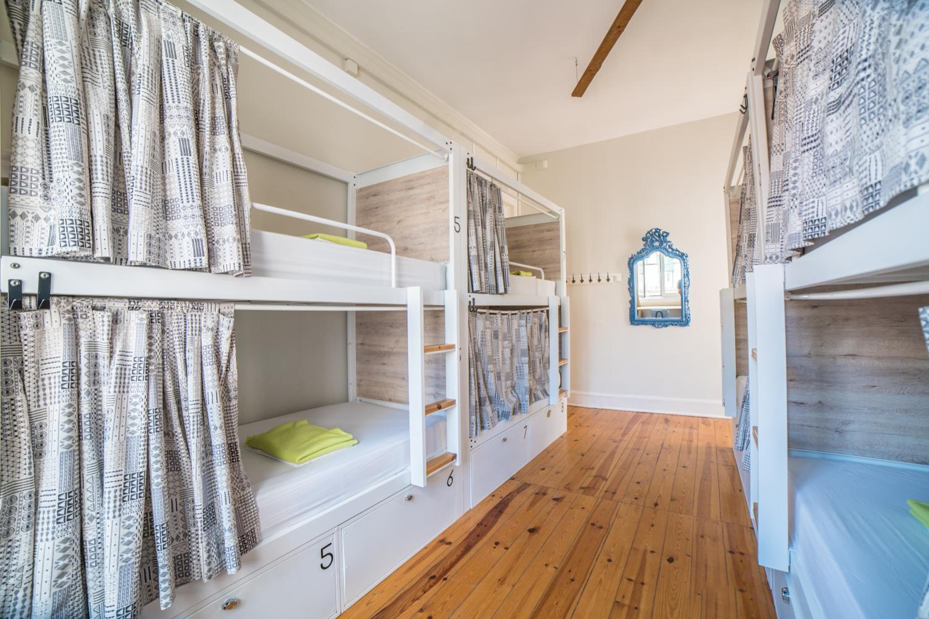 Bed in 8-Bed Mixed Dormitory Room with Shared Bathroom photo 3