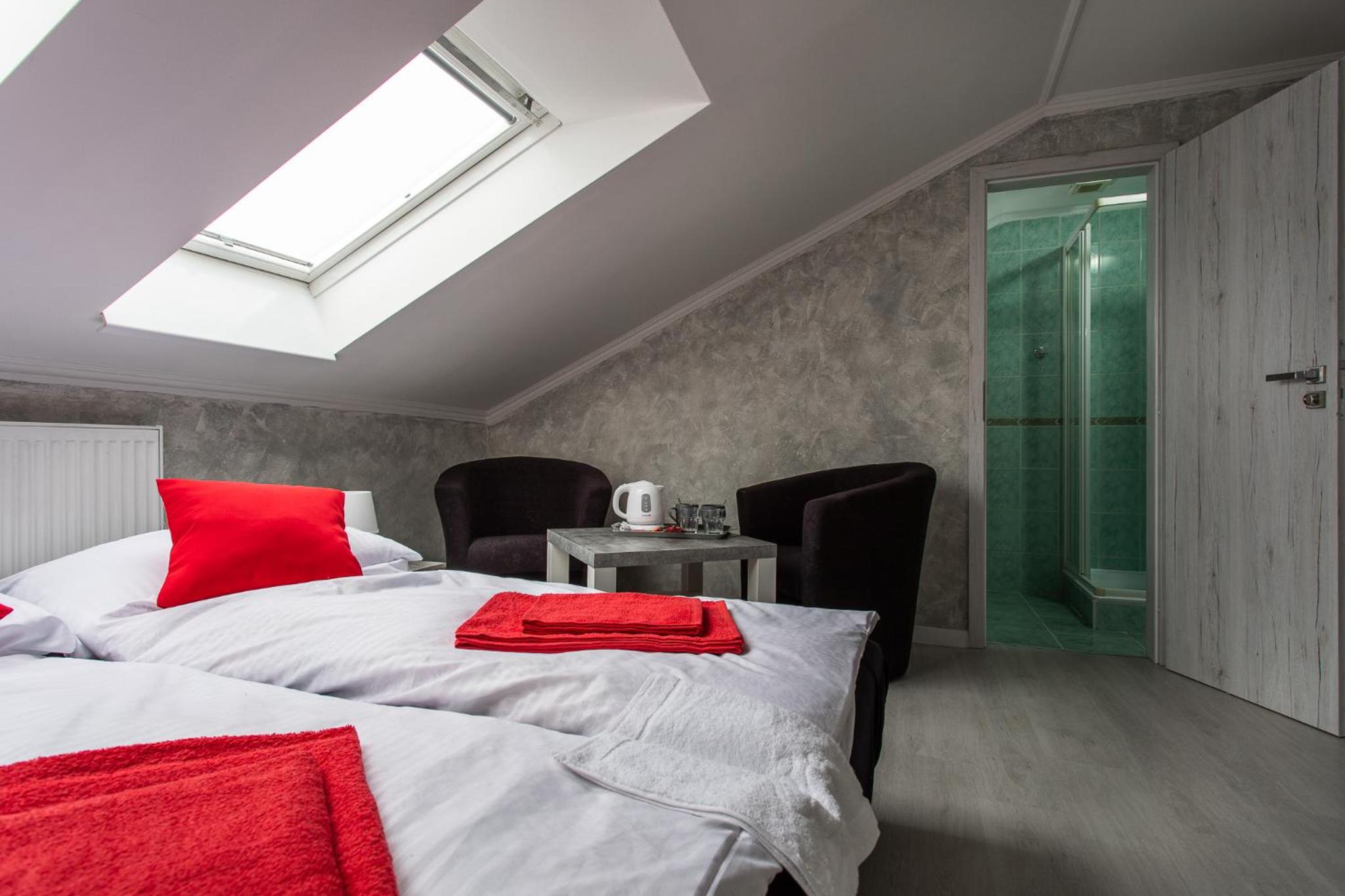 Double or Twin Room with Shower - Photo 3