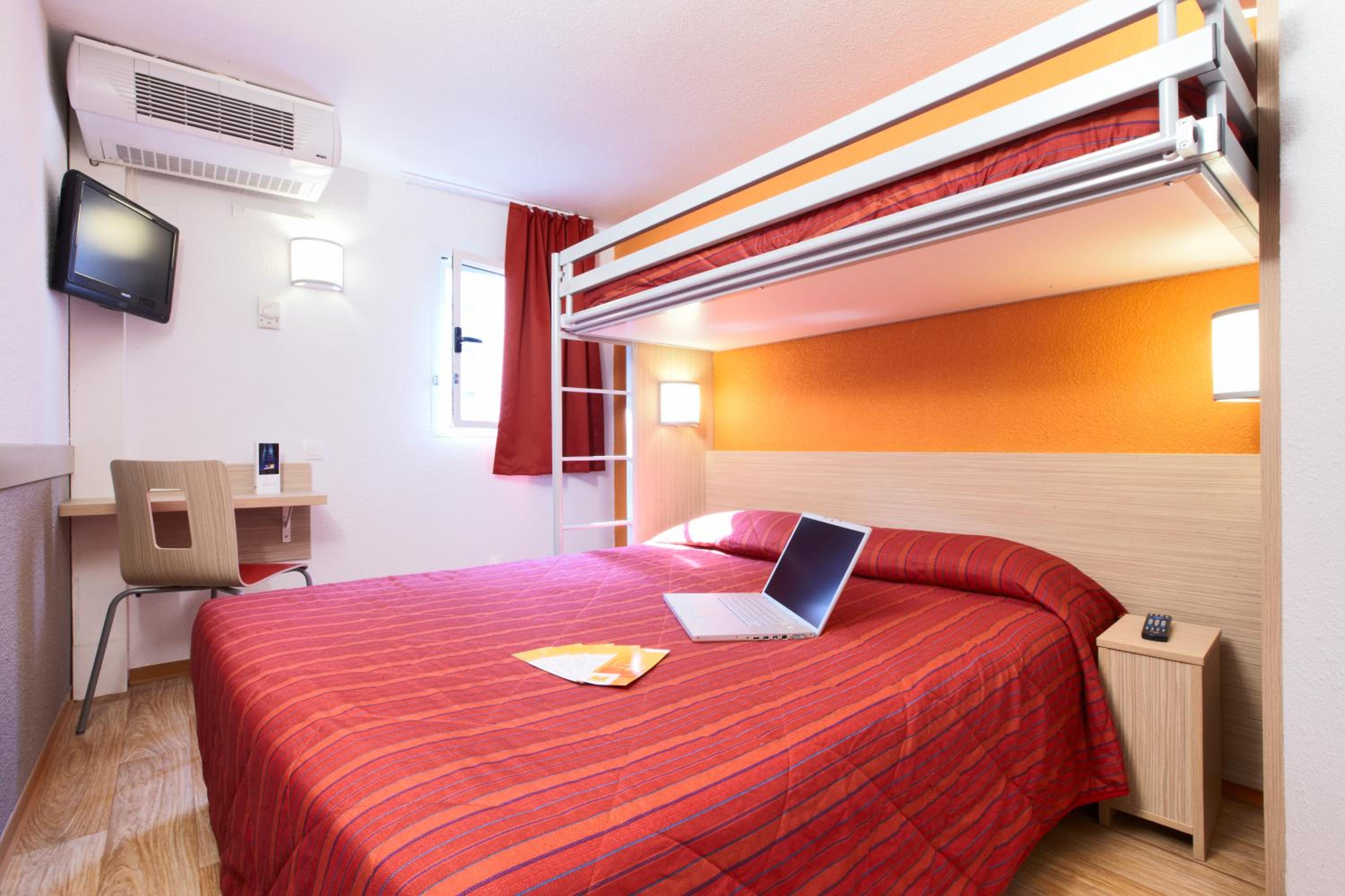 Triple Room (1 Double Bed + 1 Single Bed) photo 1