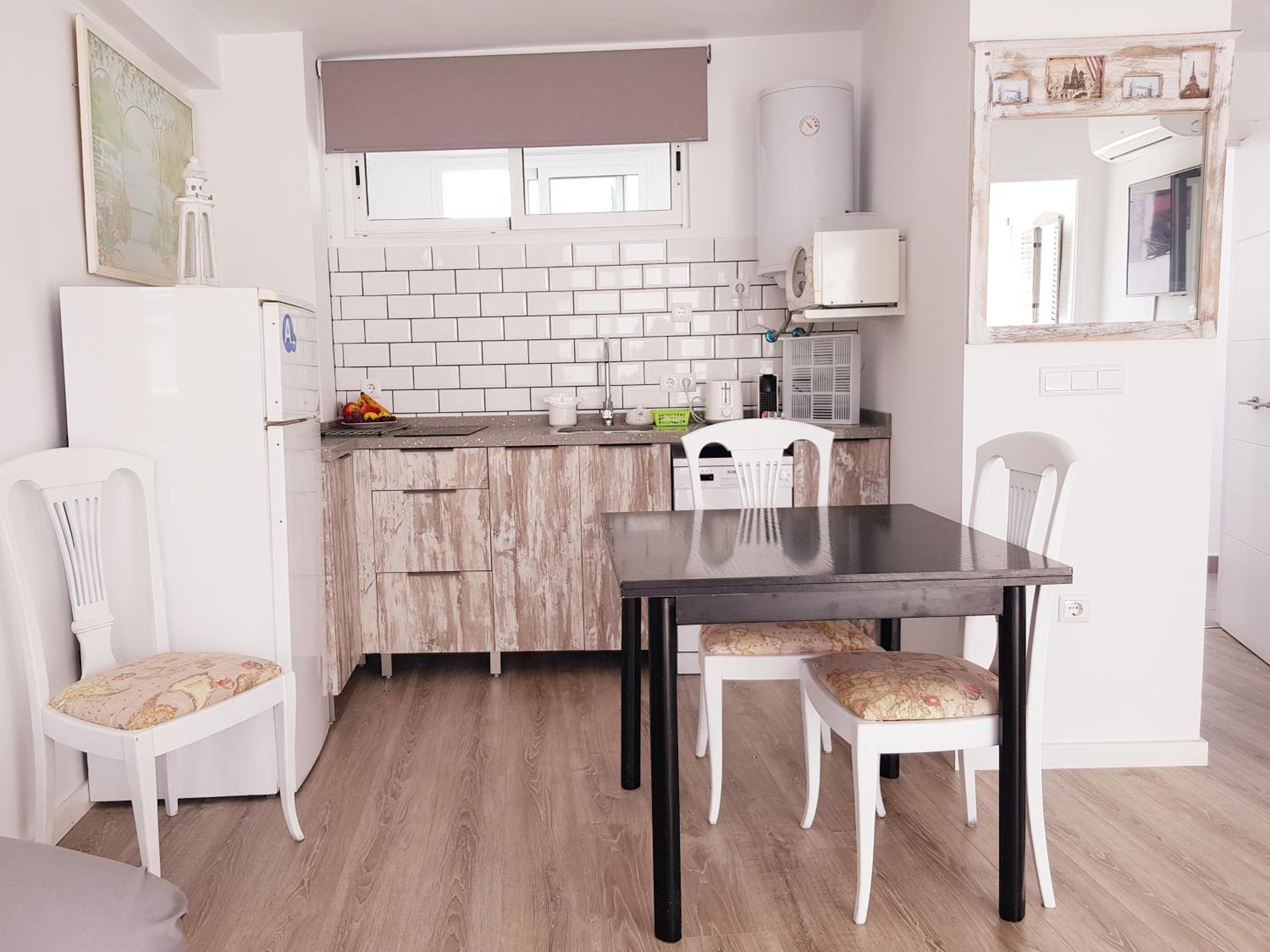Apartment with Terrace - Photo 6