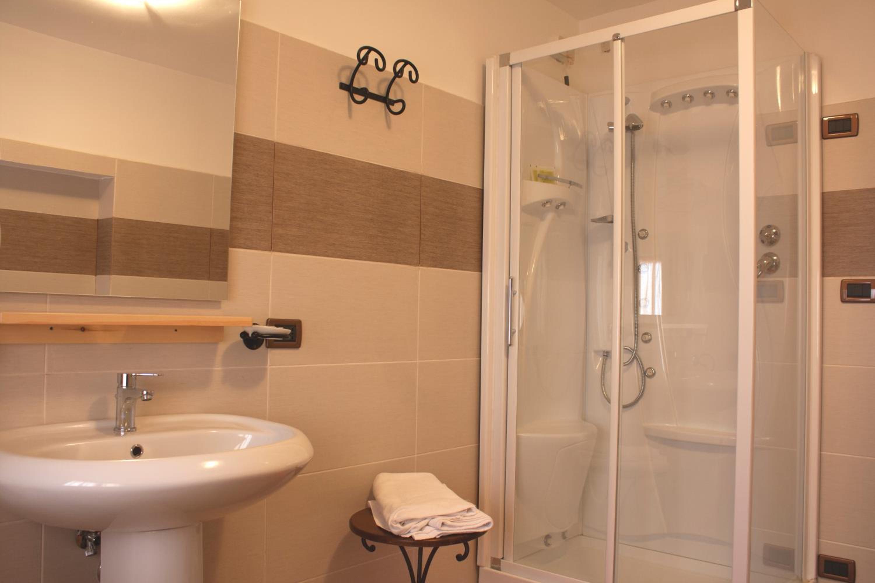 Double or Twin Room - Photo 6