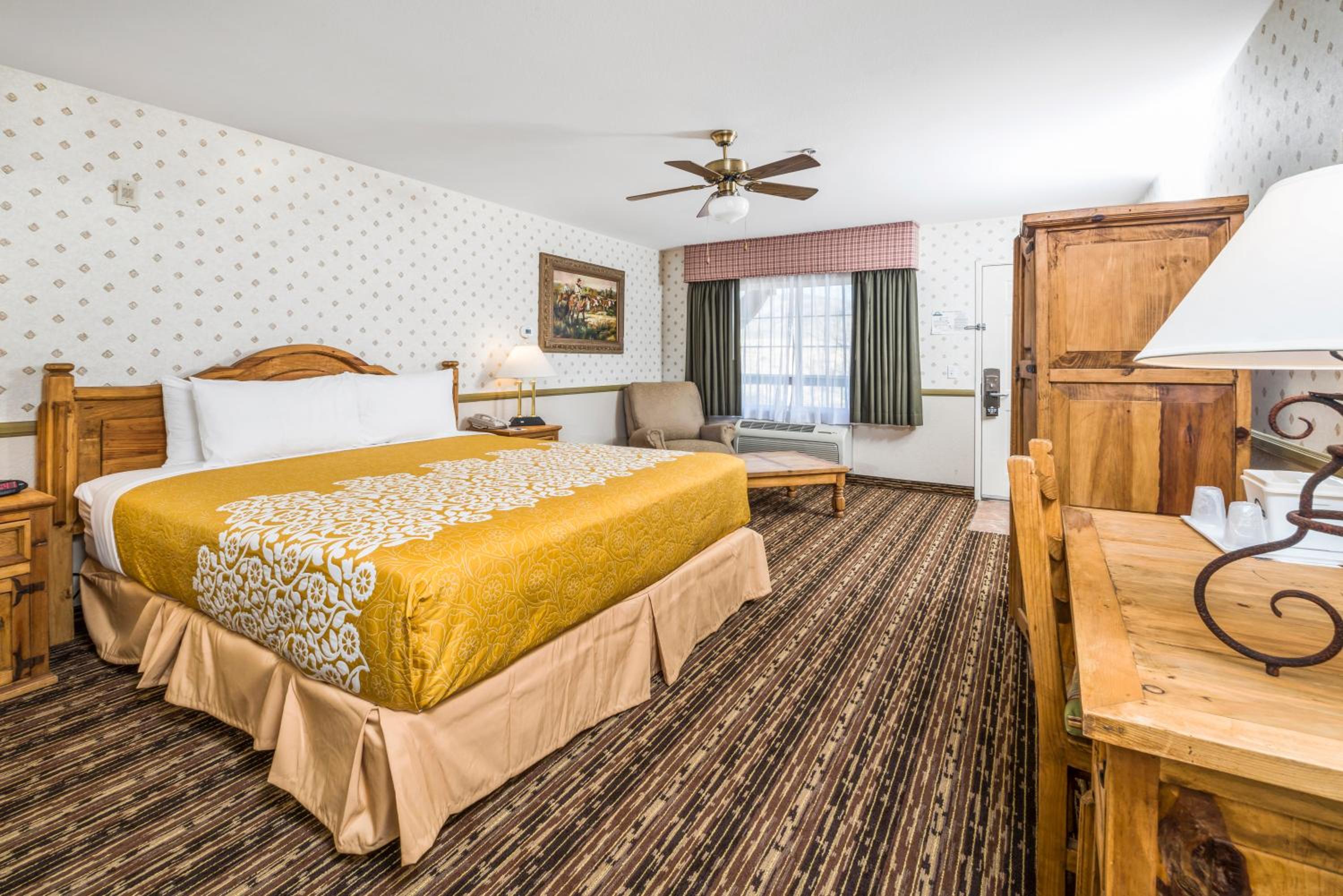 King Room - Non-Smoking - Photo 4