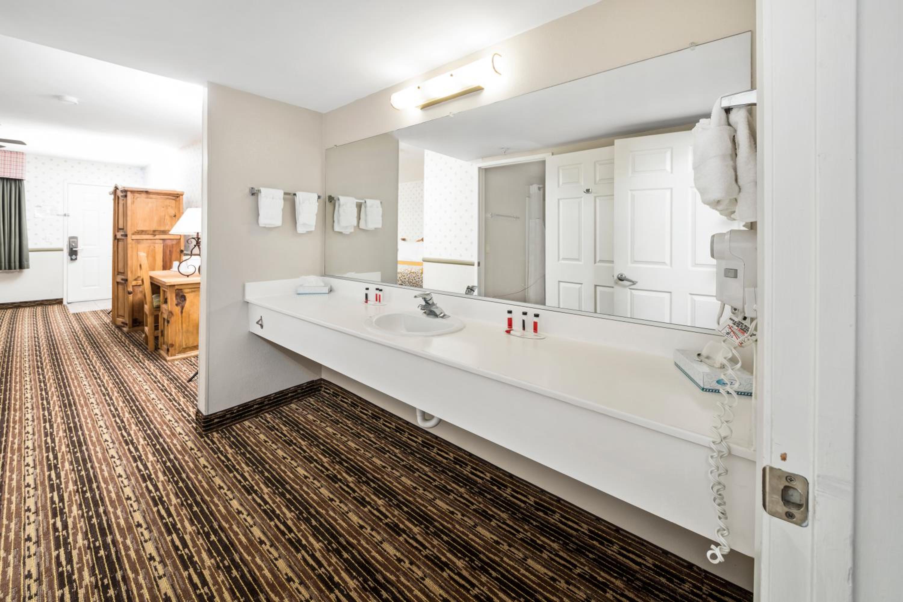 King Room - Non-Smoking - Photo 2