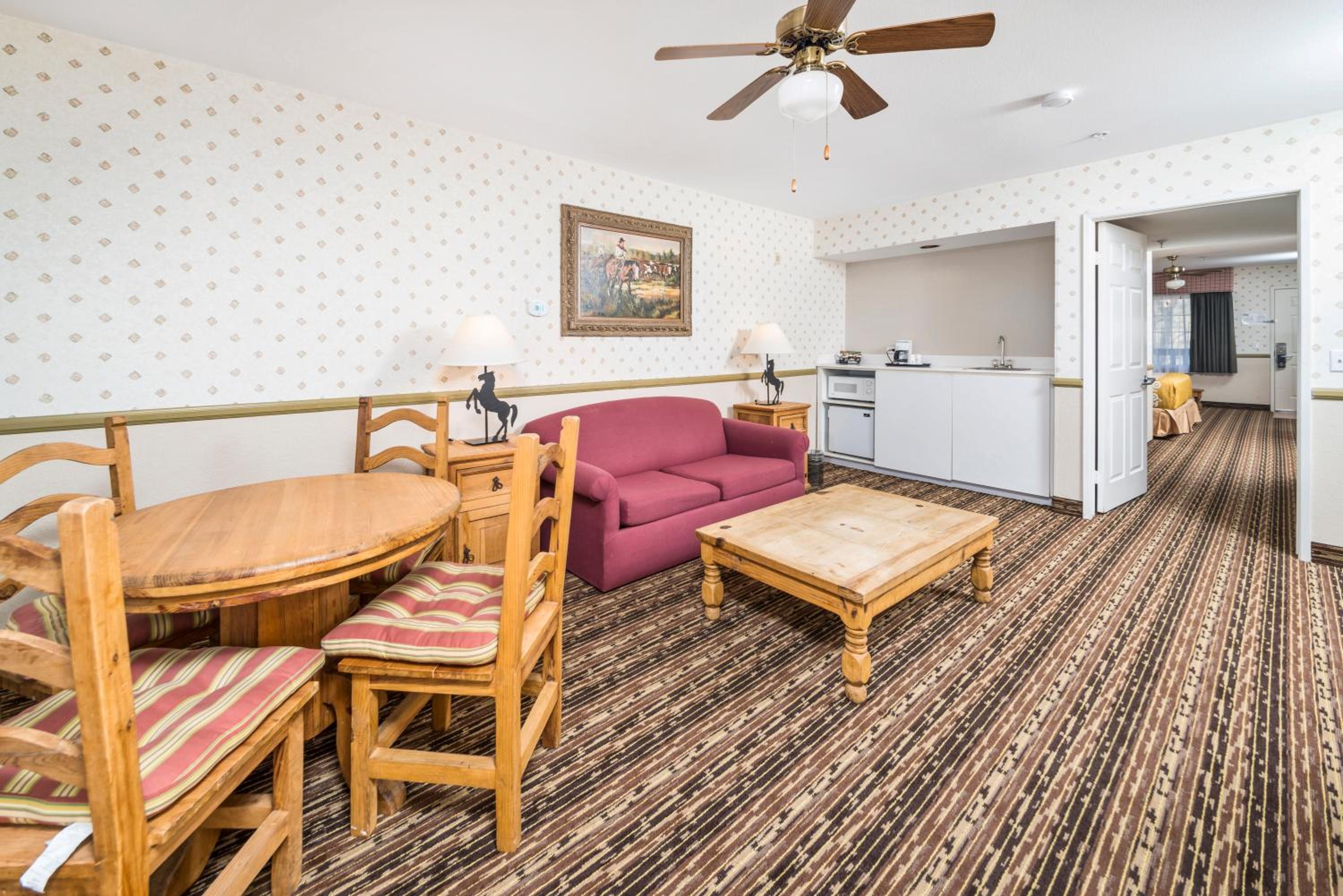 One-Bedroom King Suite - Non-Smoking - Photo 4