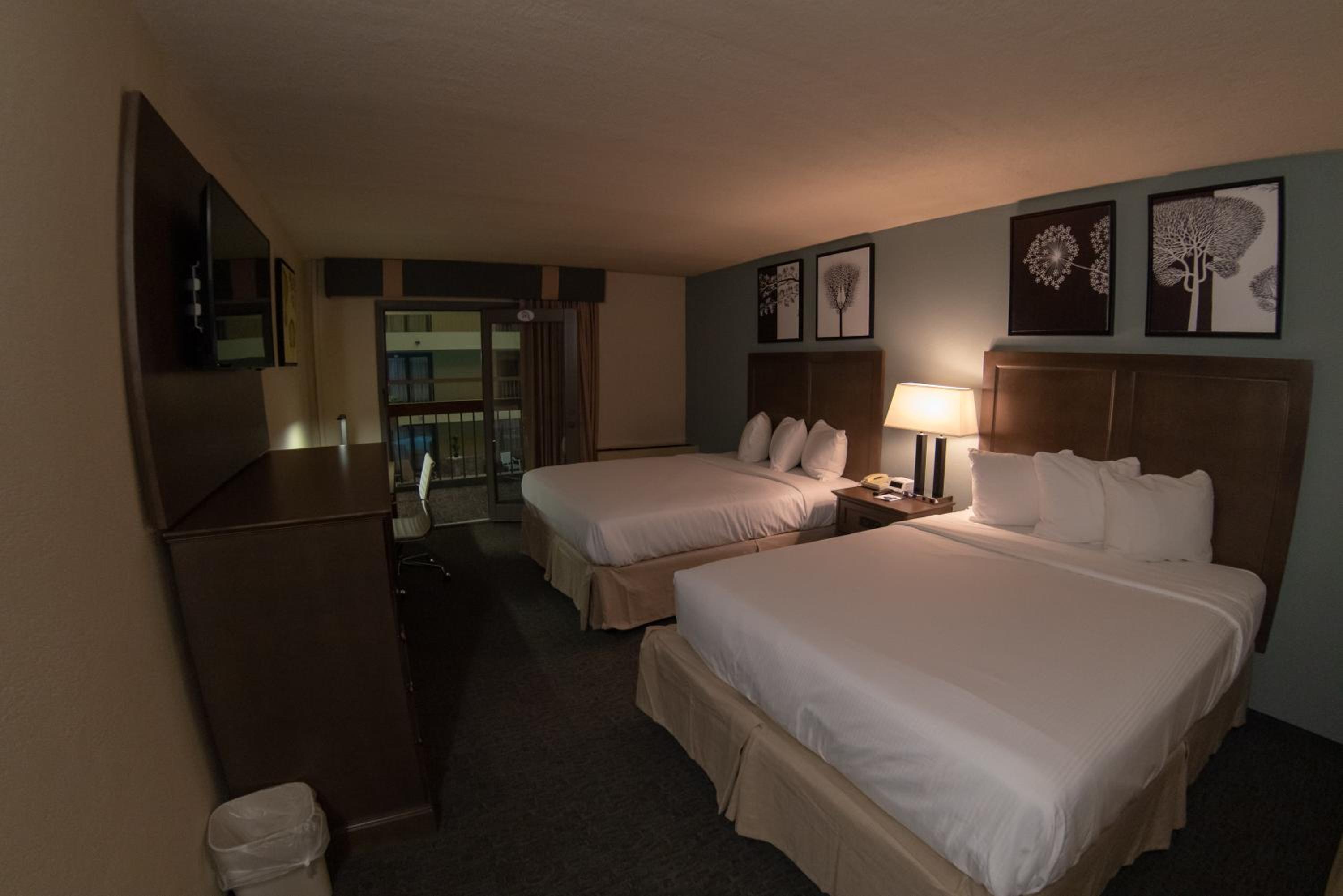 Deluxe Queen Room with Two Queen Beds and Atrium View - Non-Smoking - Photo 7