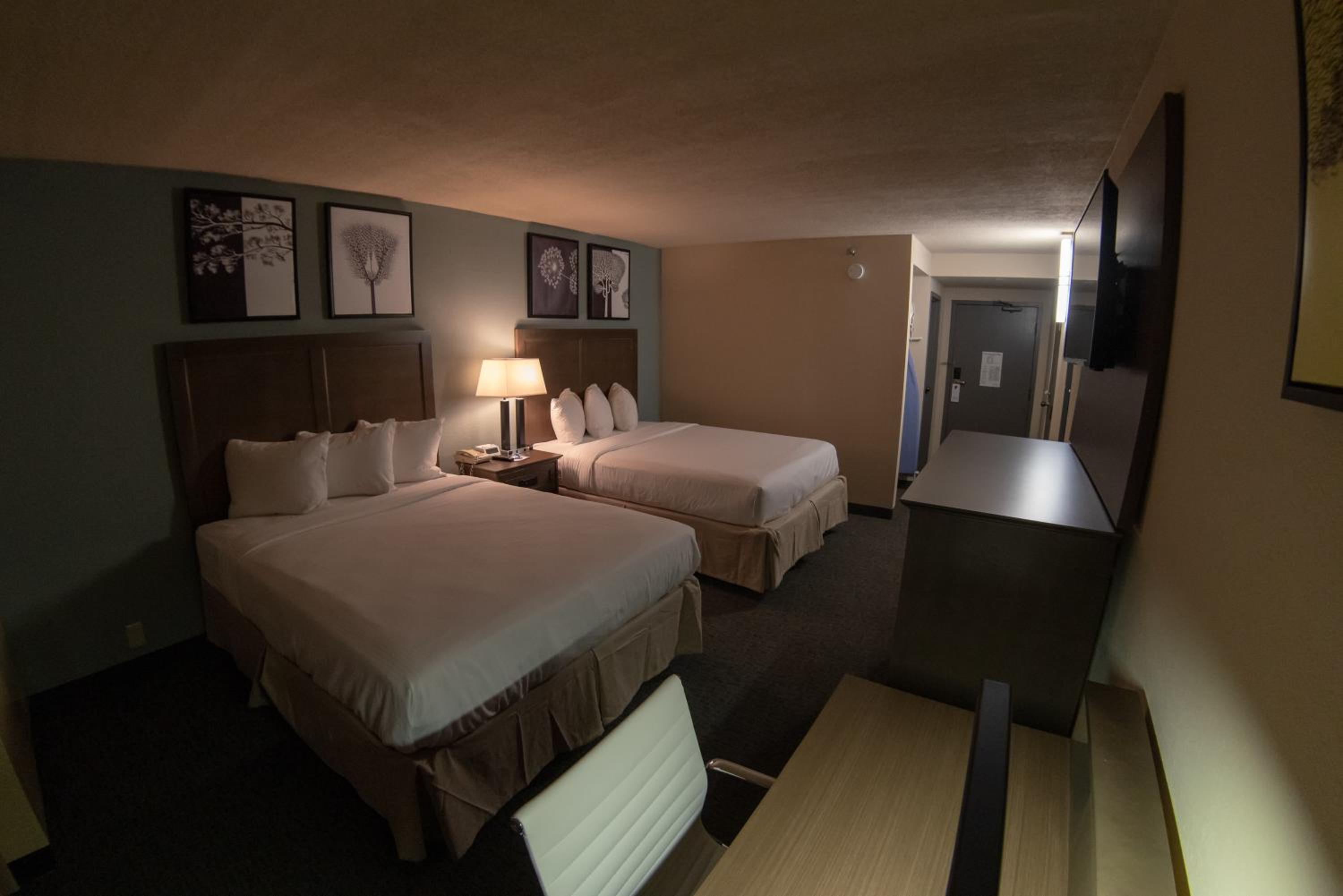 Queen Room with Two Queen Beds - Non-Smoking - Photo 4