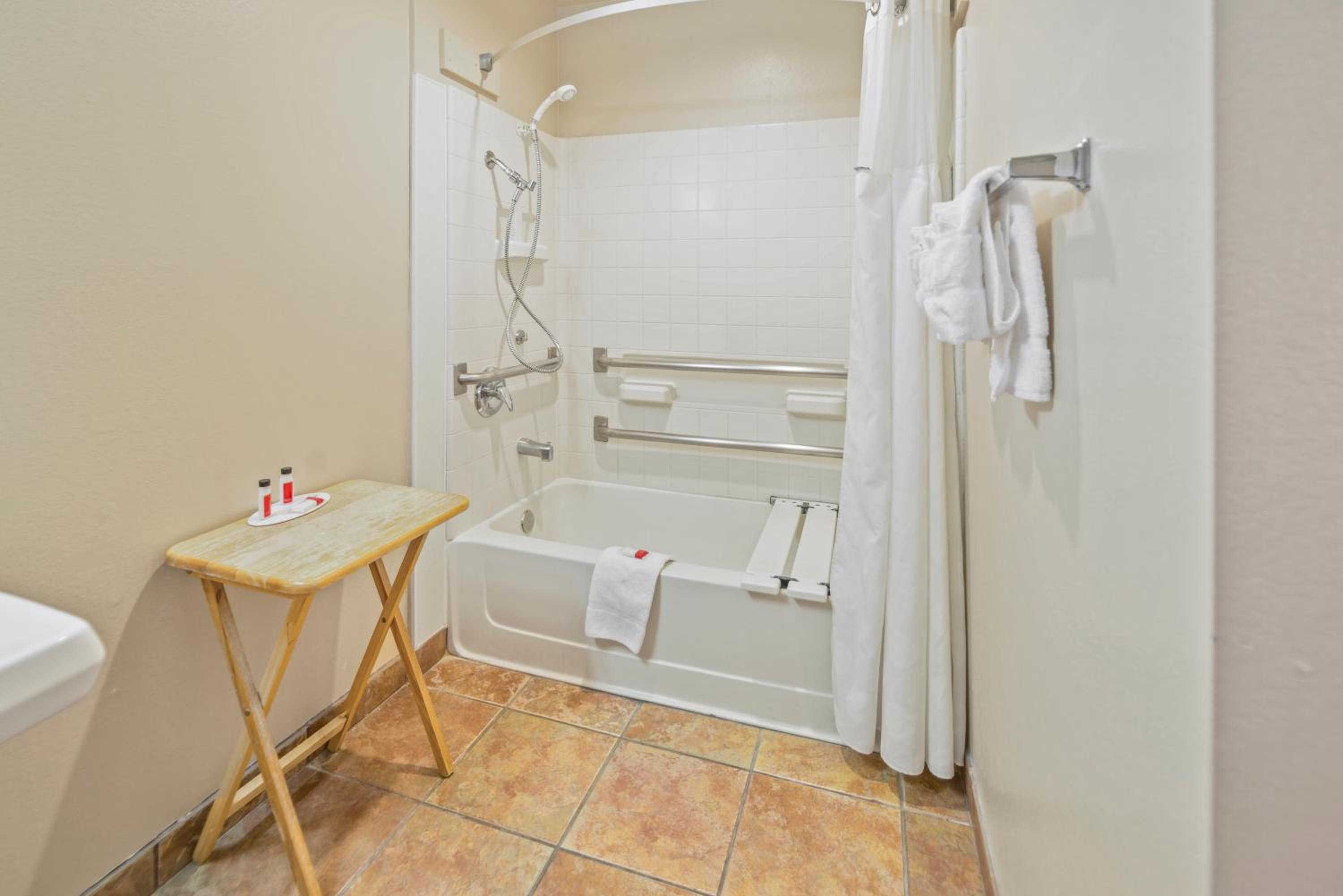 Queen Room with Bath Tub - Mobility Accessible/Non-Smoking - Photo 5