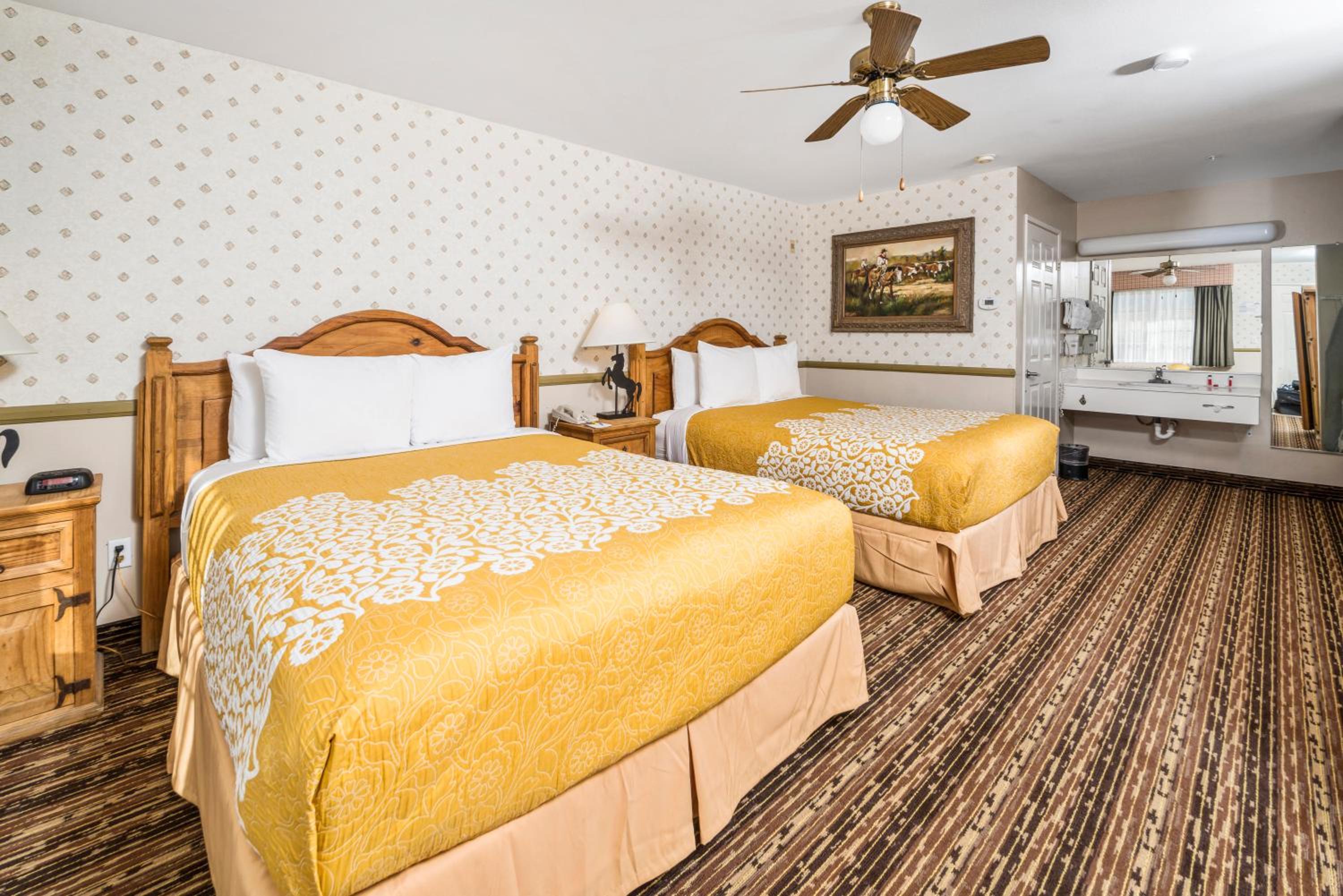 Queen Room with Two Queen Beds - Non-Smoking - Photo 1