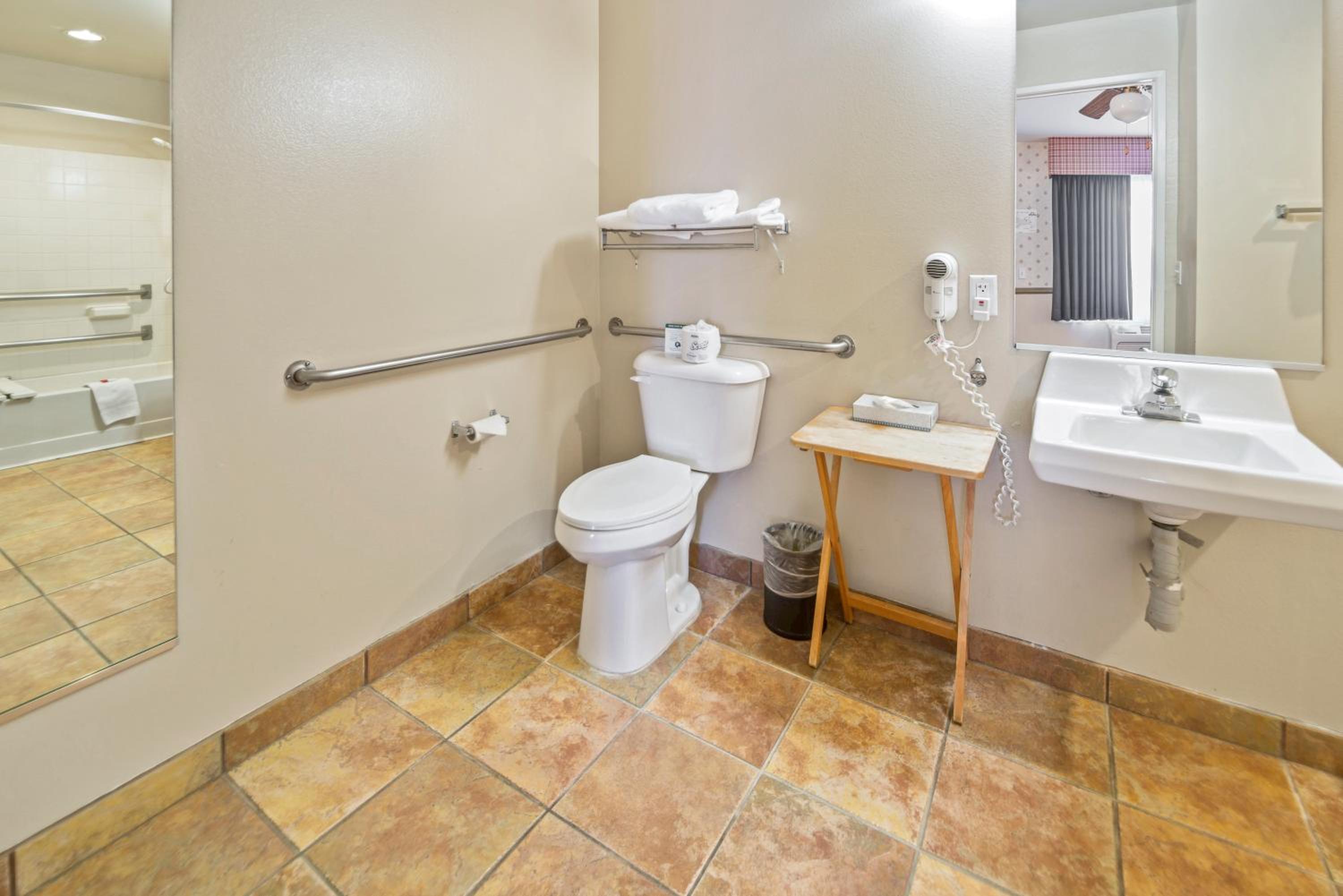Queen Room with Bath Tub - Mobility Accessible/Non-Smoking - Photo 3