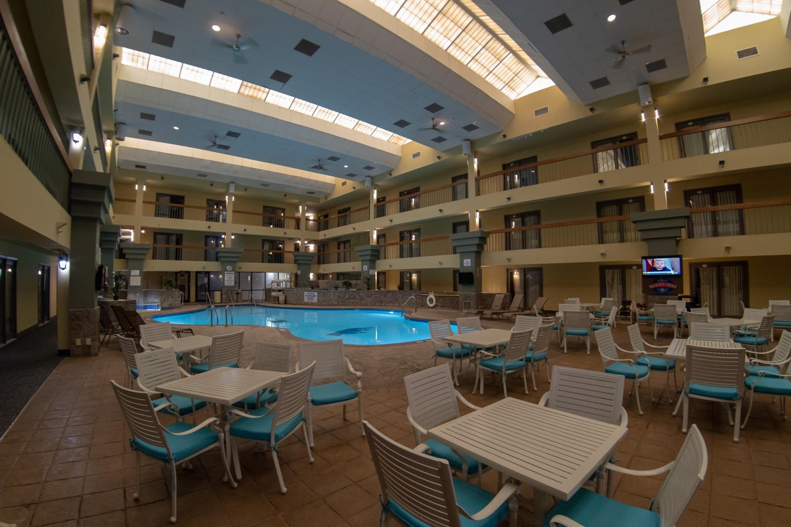King Room with Pool View - Non-Smoking - Photo 9