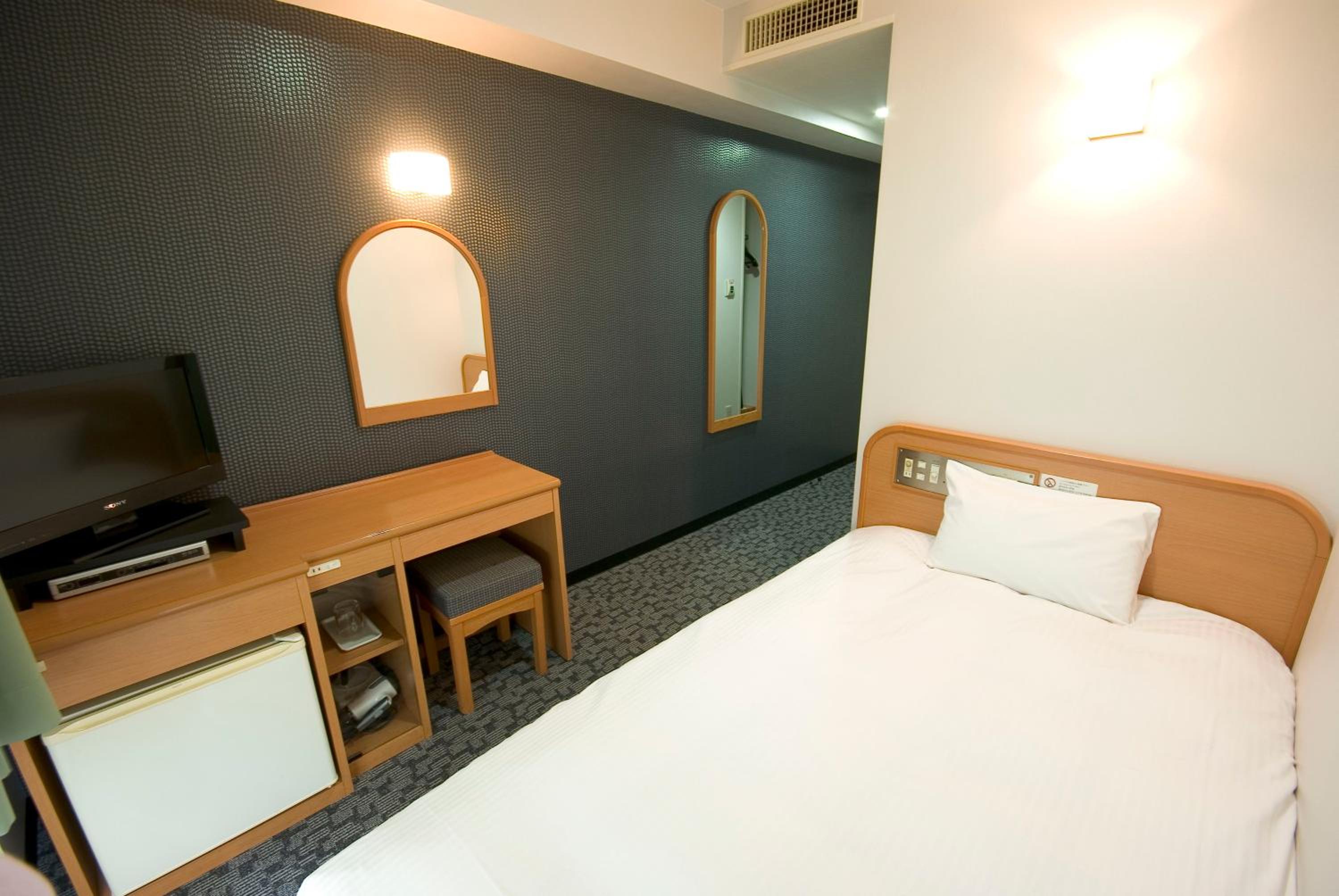 Single Room - Smoking photo 1