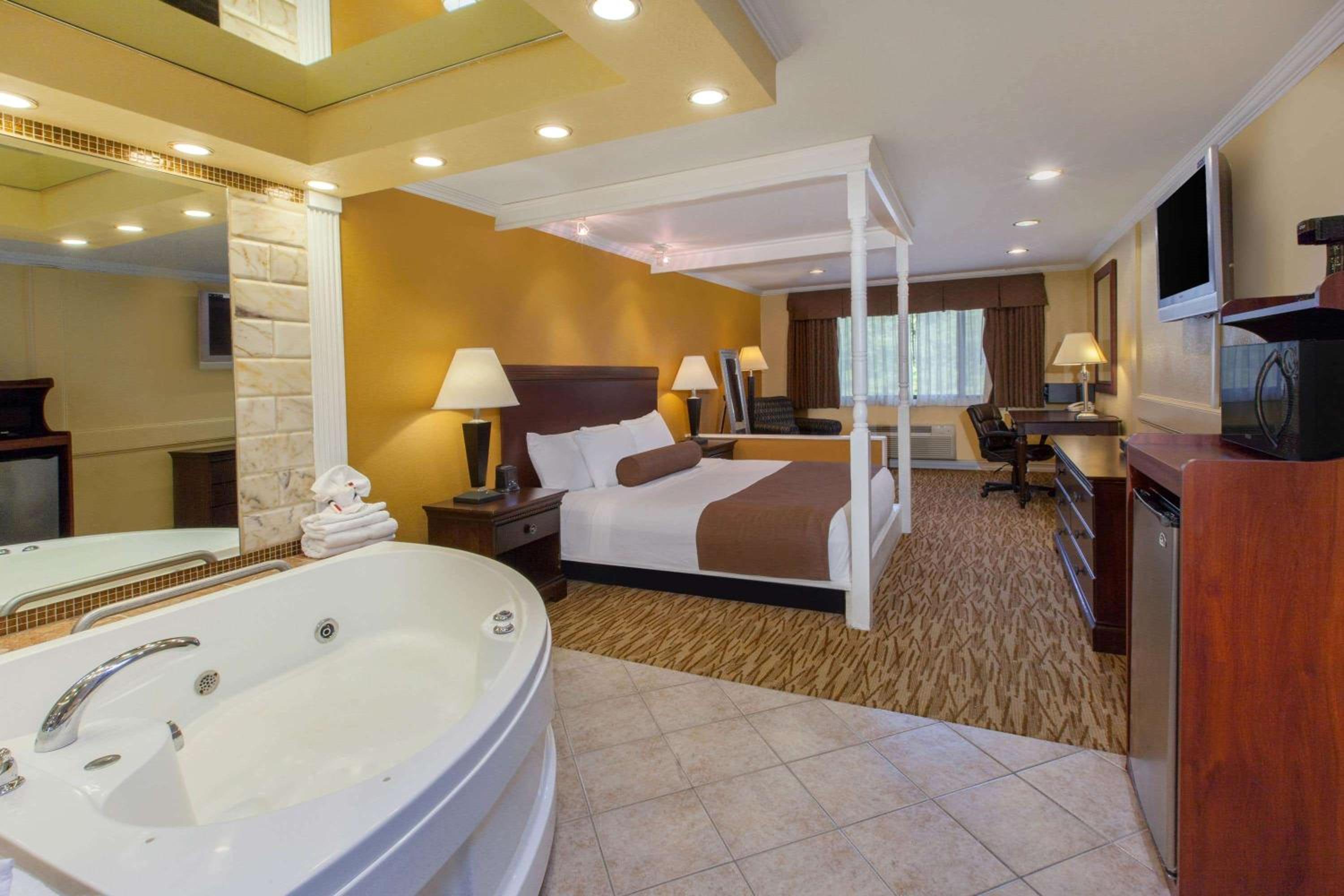 Luxury One-Bedroom King Suite -  Non-Smoking photo 1