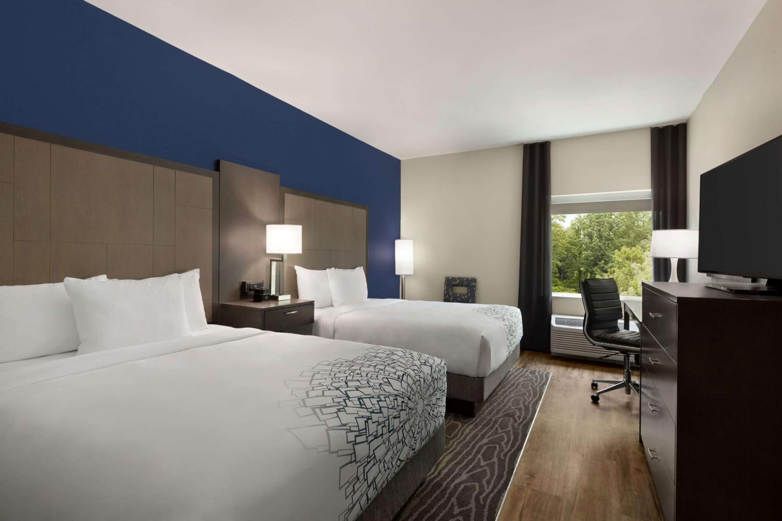 Queen Room with Two Queen Beds photo 1