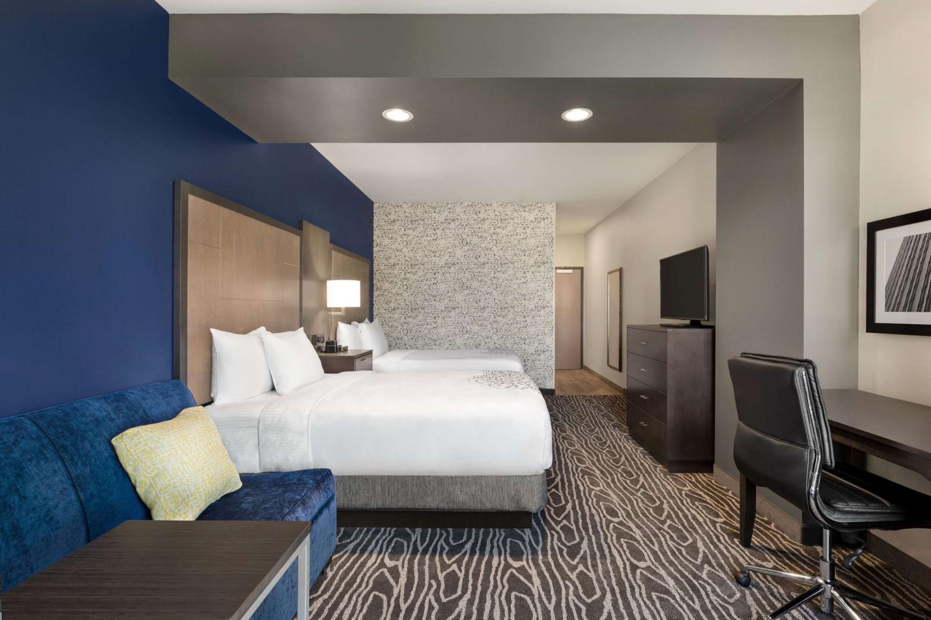 Queen Room with Two Queen Beds and Sofa Bed photo 3