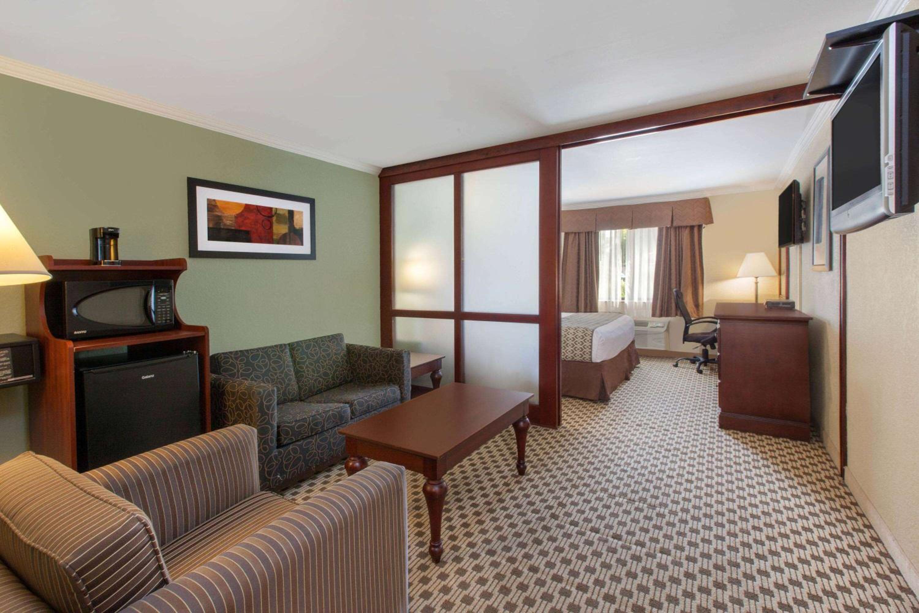 One-Bedroom King Suite - Non-Smoking photo 1