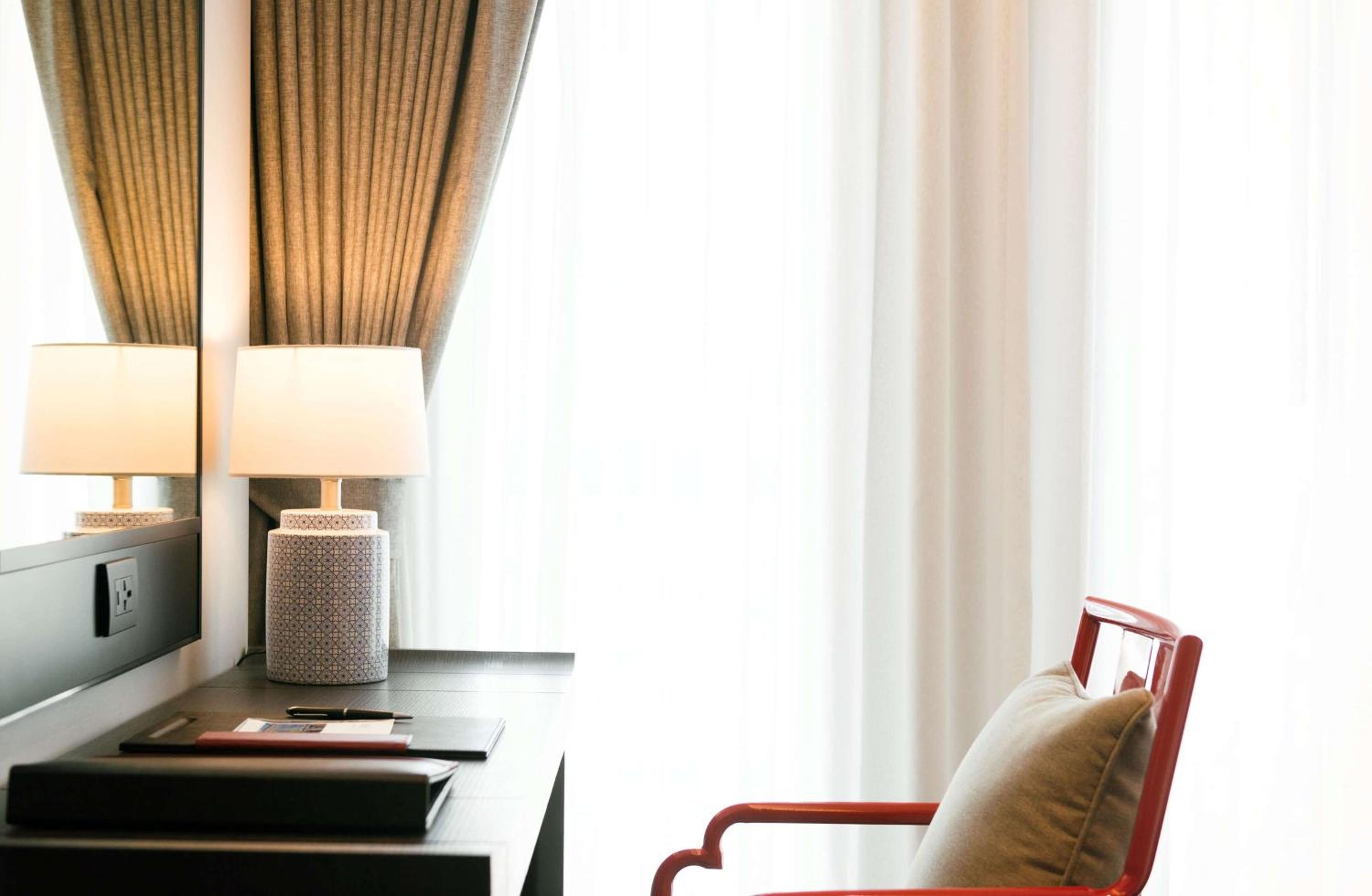 Deluxe King Room - Photo 11