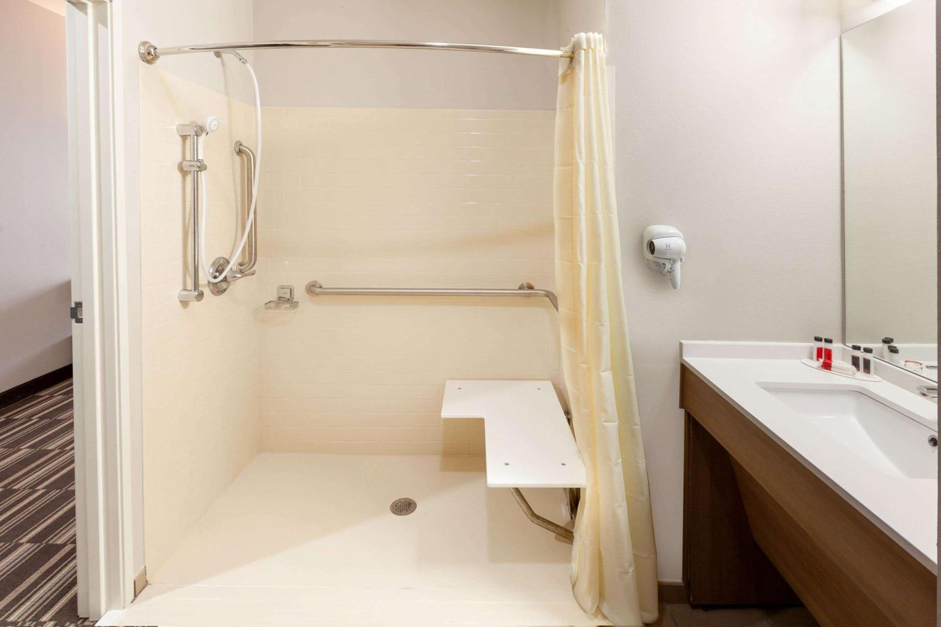Queen Room with Two Queen Beds and Roll-In Shower - Mobility/Hearing Accessible - Non-Smoking - Photo 4