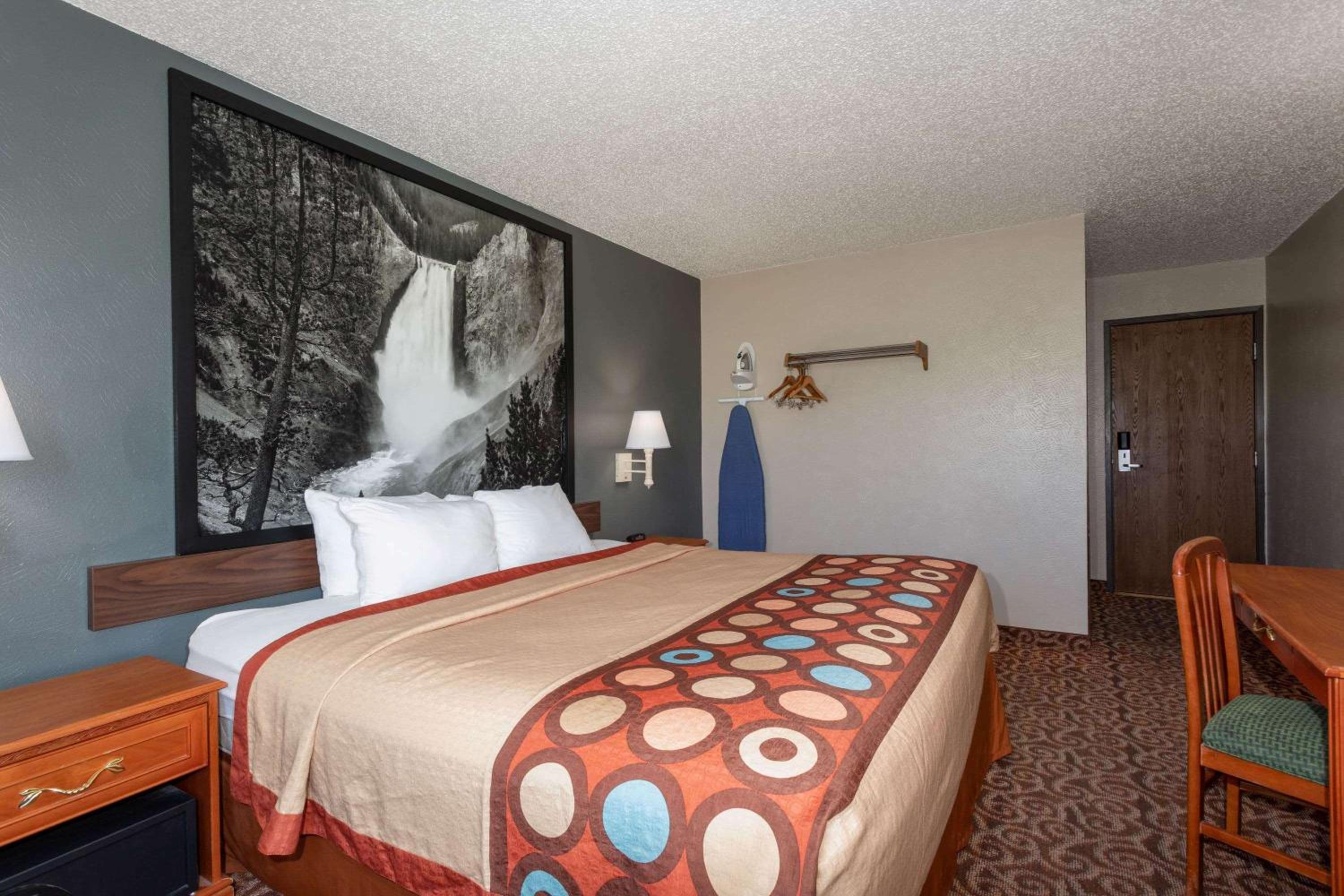 King Room - Non-Smoking - Photo 2