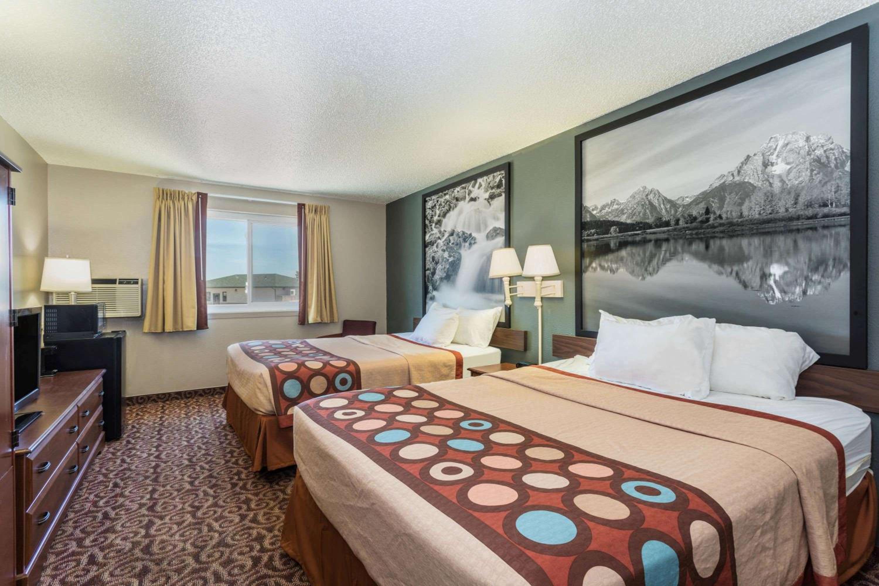 Queen Room with Two Queen Beds - Non-Smoking - Photo 1