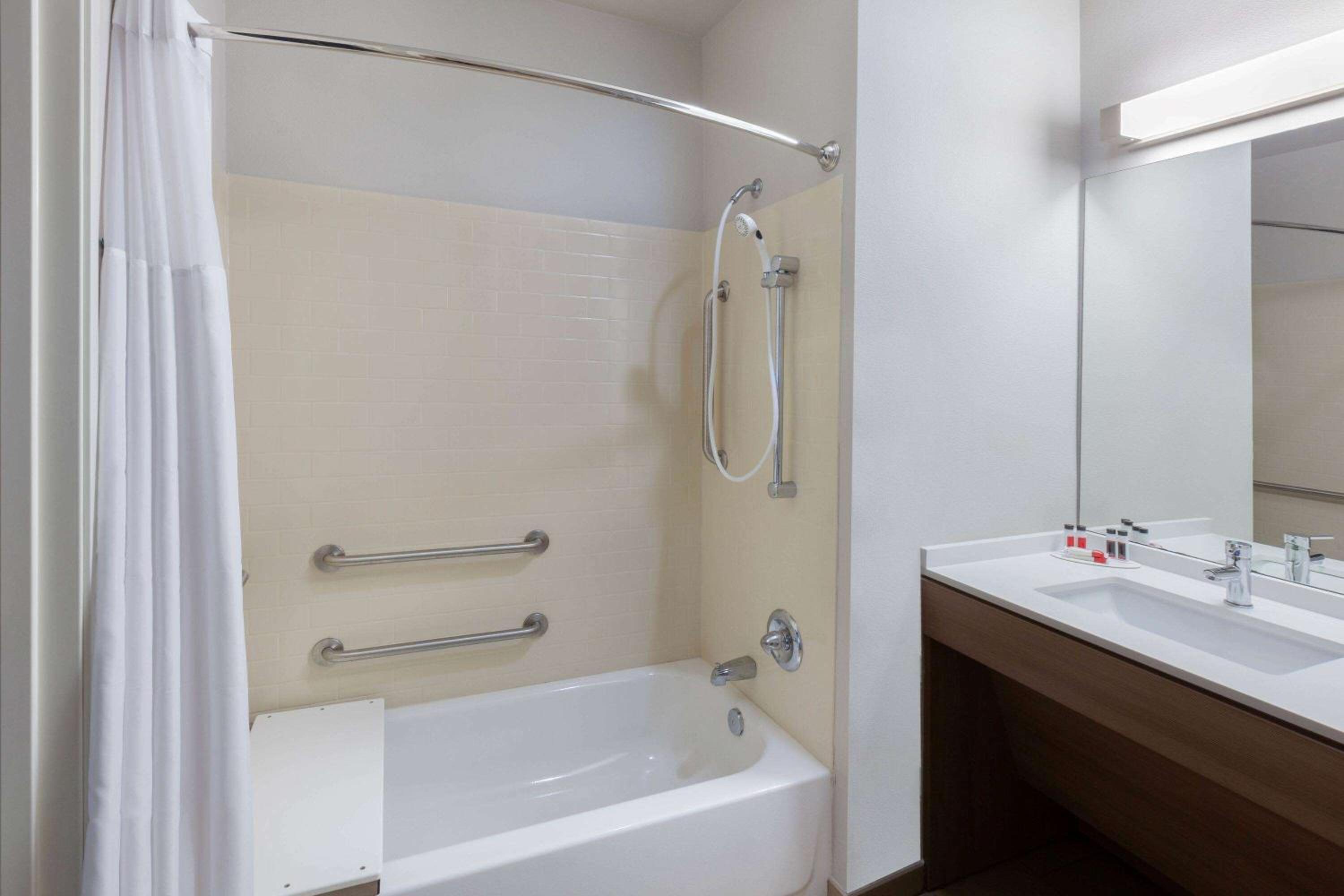 Queen Room with Two Queen Beds and Roll-In Shower - Mobility/Hearing Accessible - Non-Smoking - Photo 5
