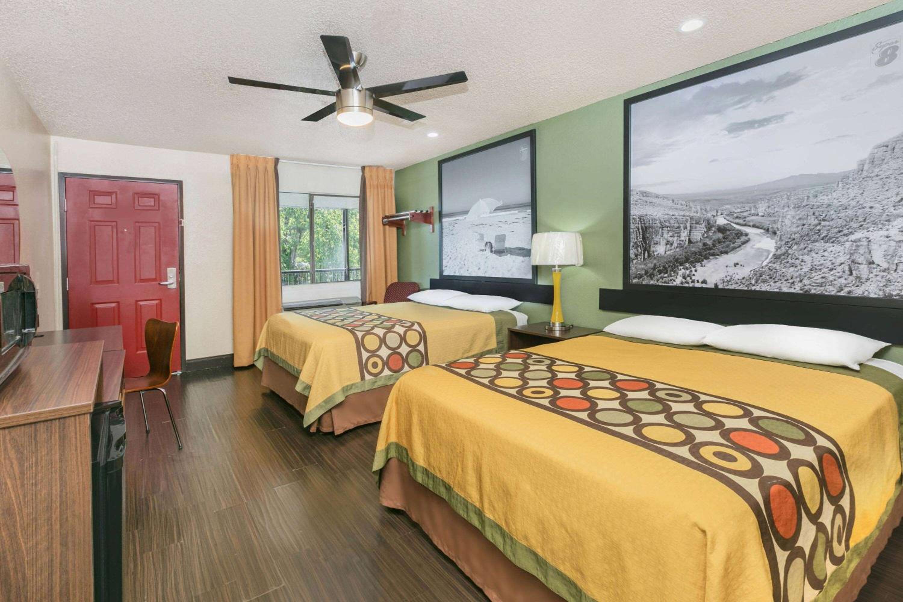 Queen Room with Two Queen Beds - Non-Smoking - Photo 5