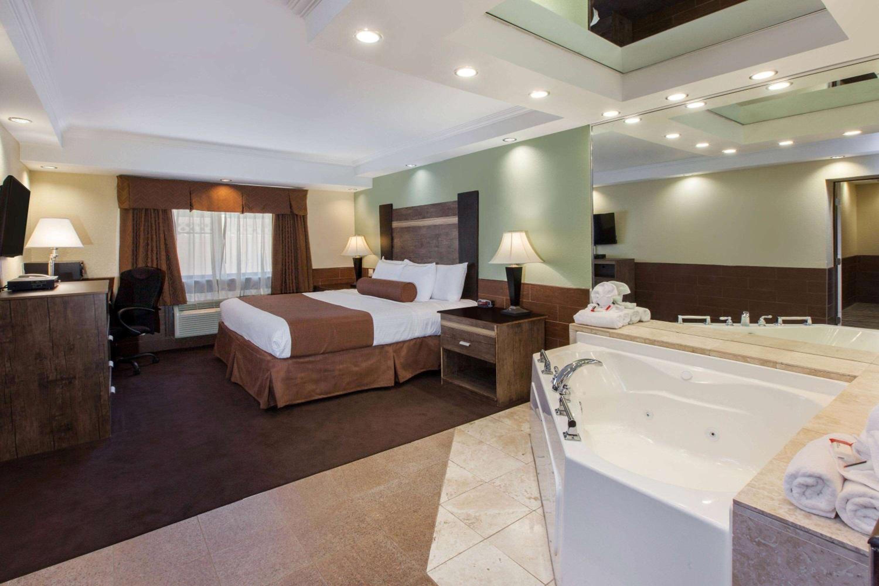 Family Suite -  Non-Smoking photo 1