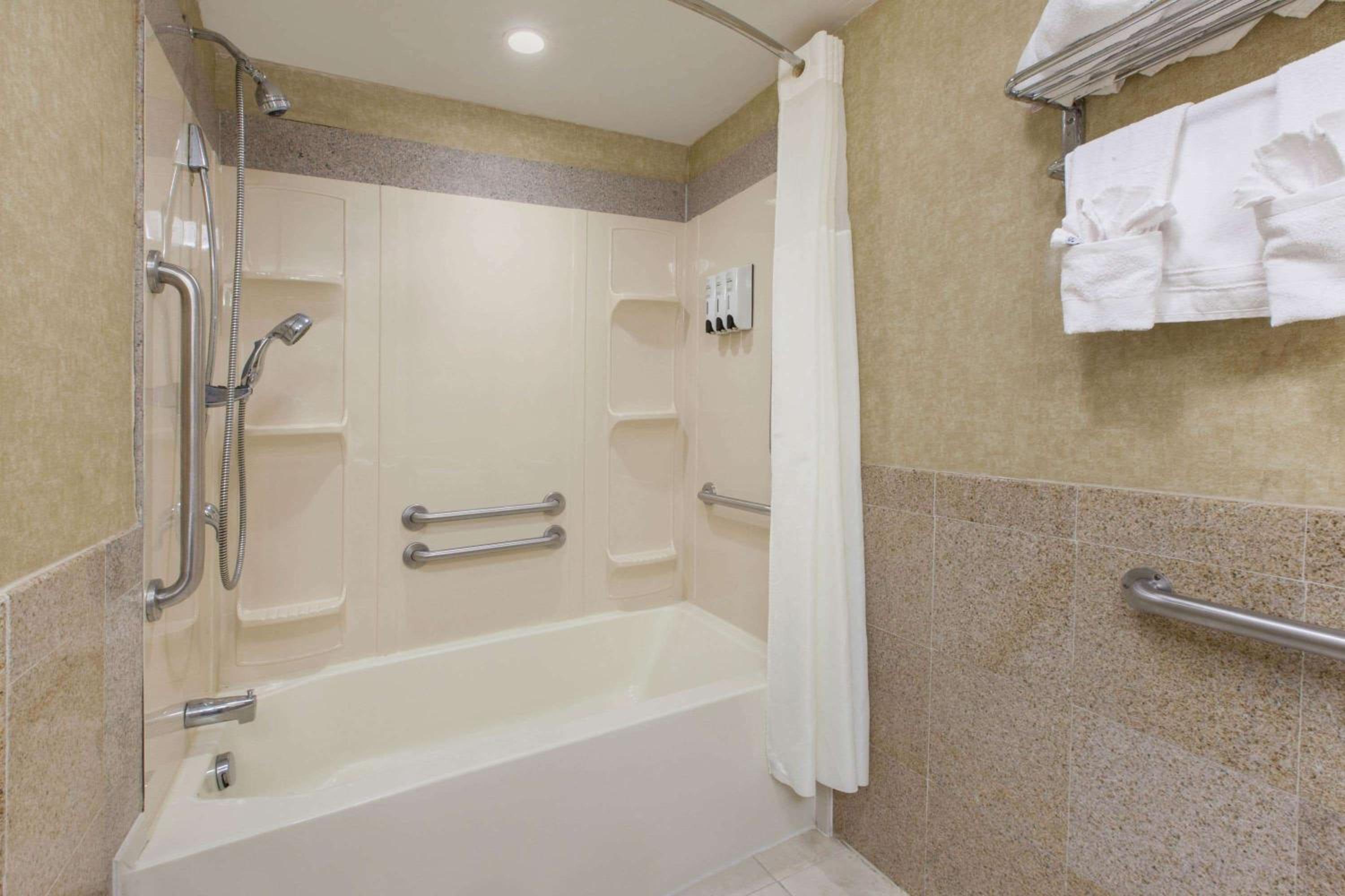 Queen Room With Two Queen beds Mobility Access / Non SMoking photo 3