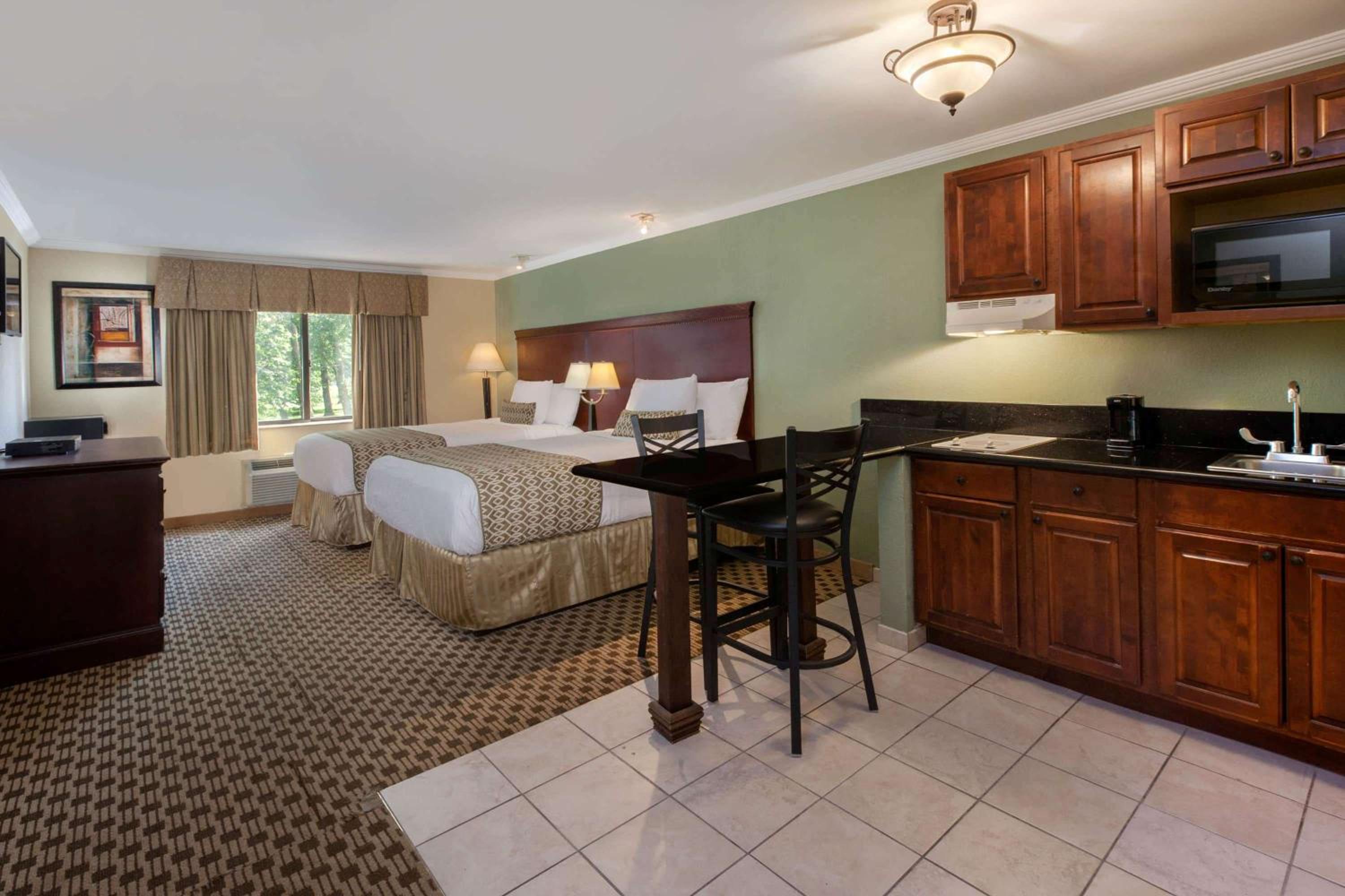 Deluxe Studio Suite with Two Double Beds Non Smoking photo 1