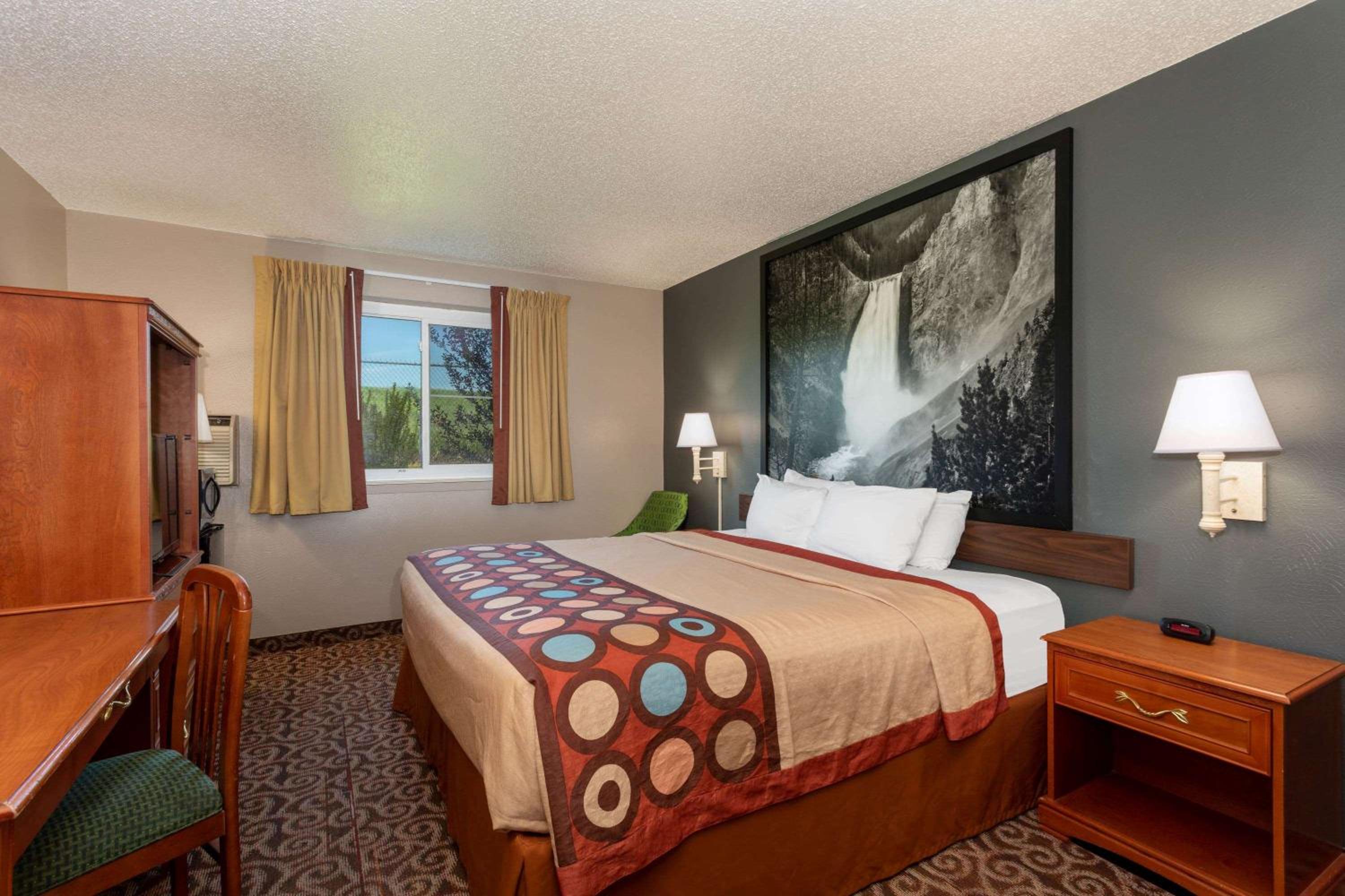King Room - Non-Smoking - Photo 3