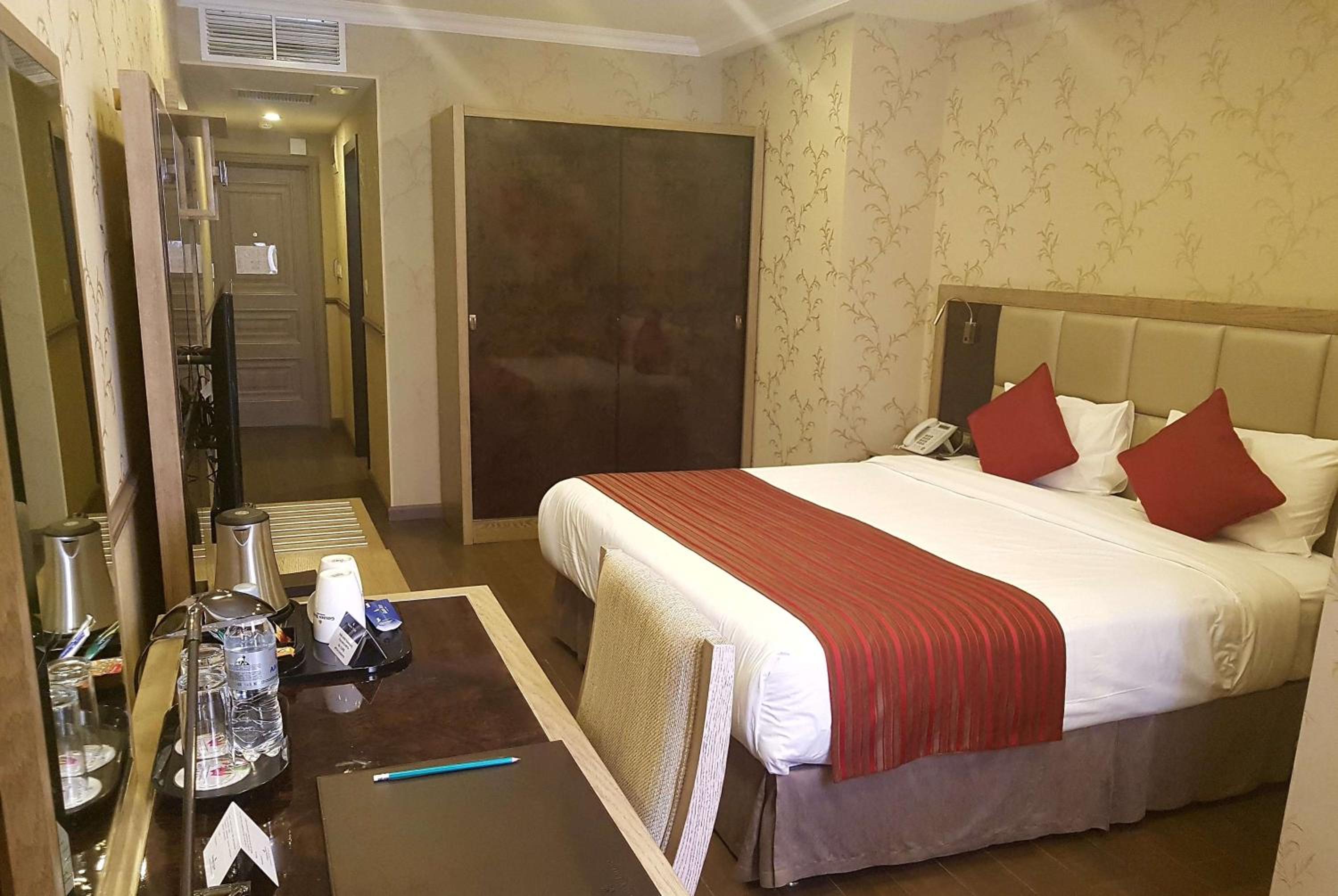 King Room - Non-Smoking - Photo 2