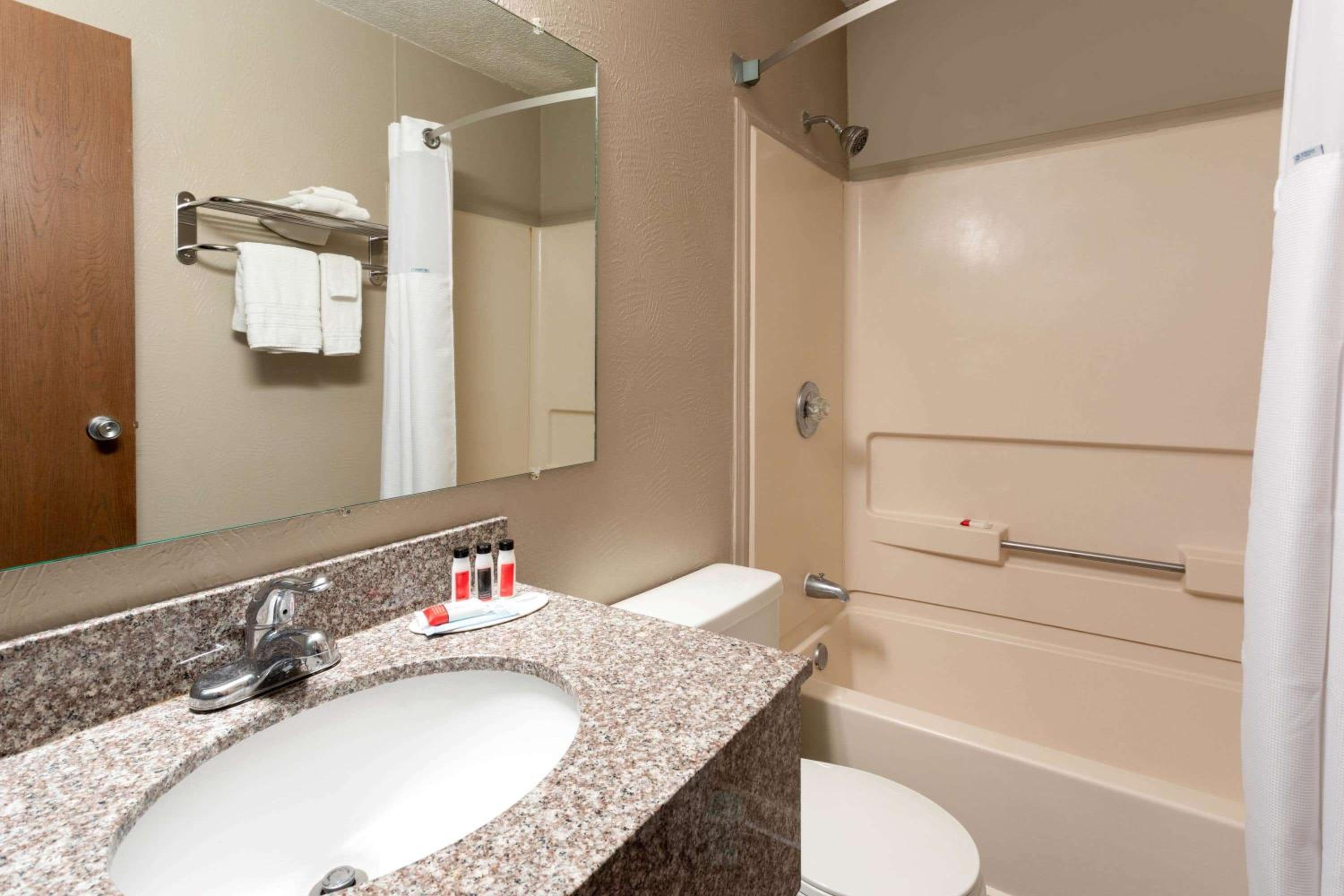 King Room - Non-Smoking - Photo 4