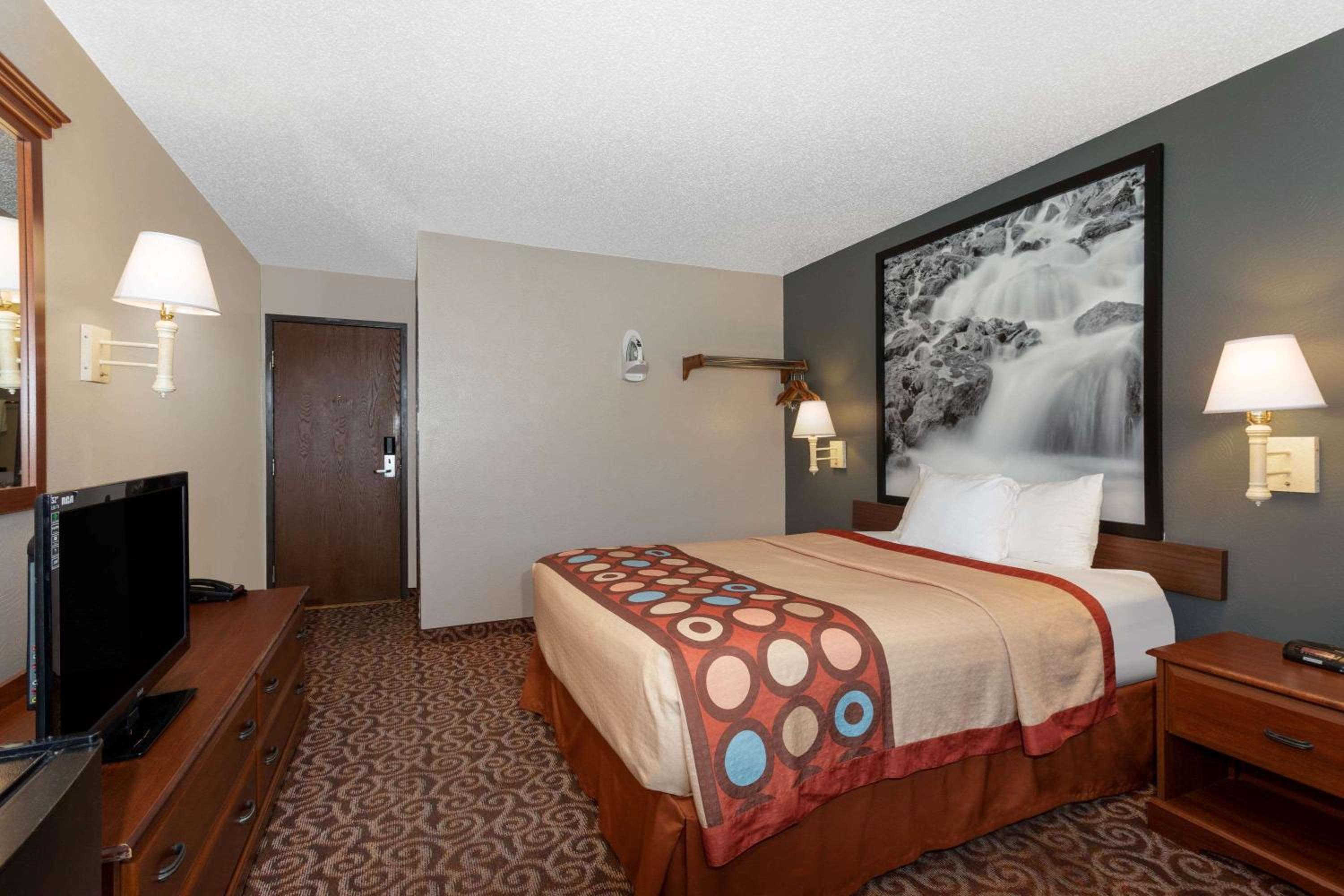 Queen Room - Non-Smoking - Photo 1