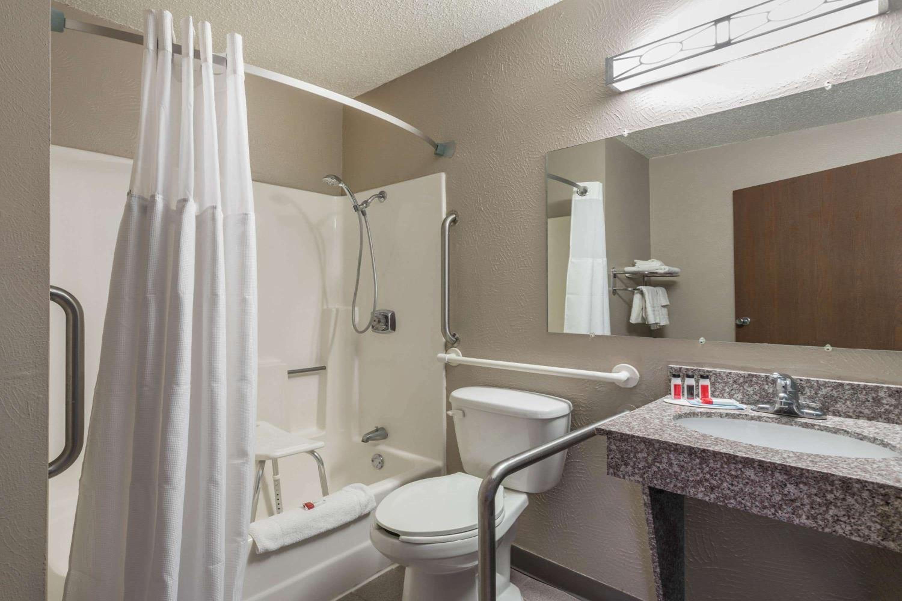 Queen Room - Disability Access/Non-Smoking - Photo 5