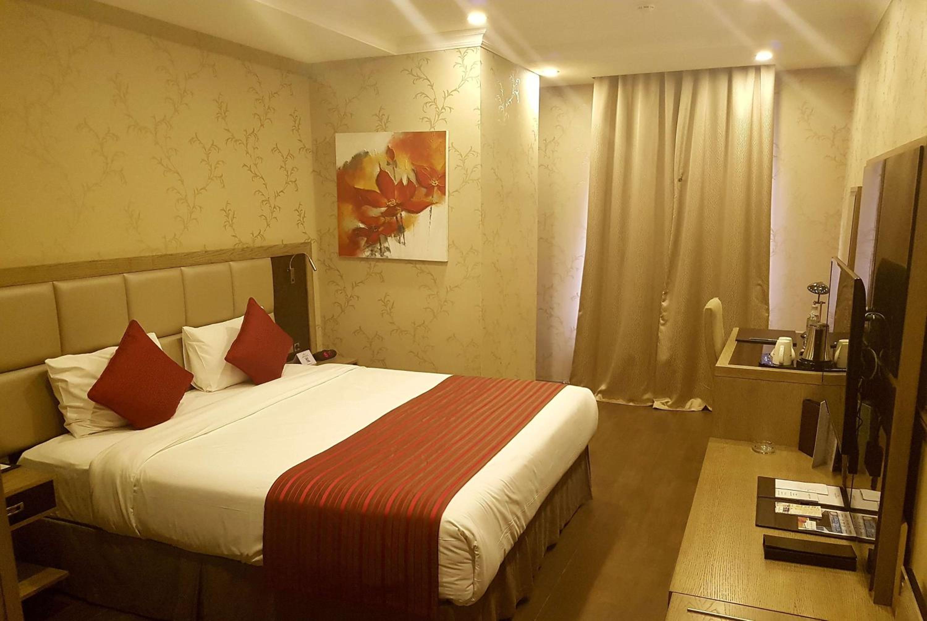 King Room - Non-Smoking - Photo 3