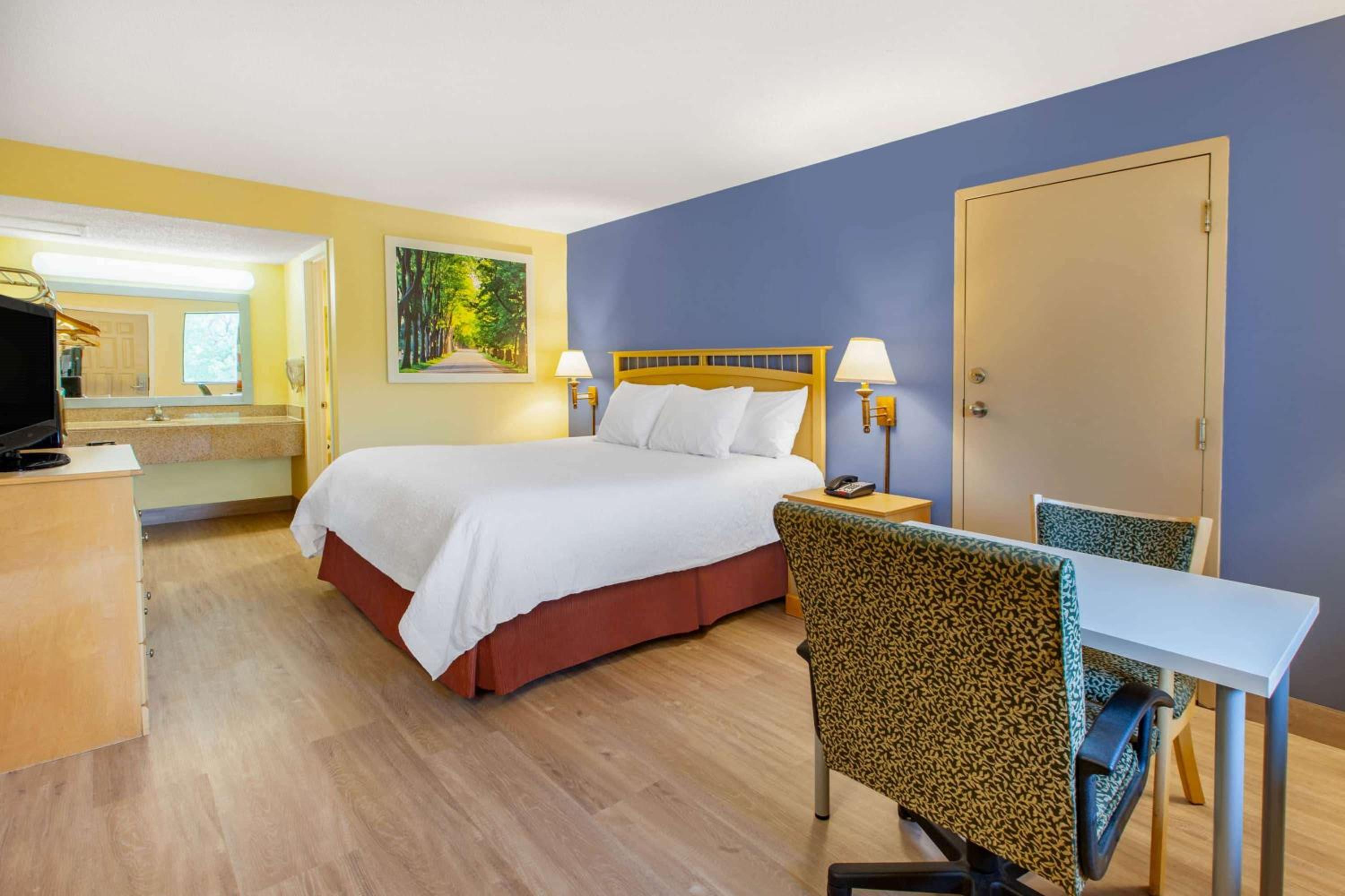 King Room - Non-Smoking - Photo 1