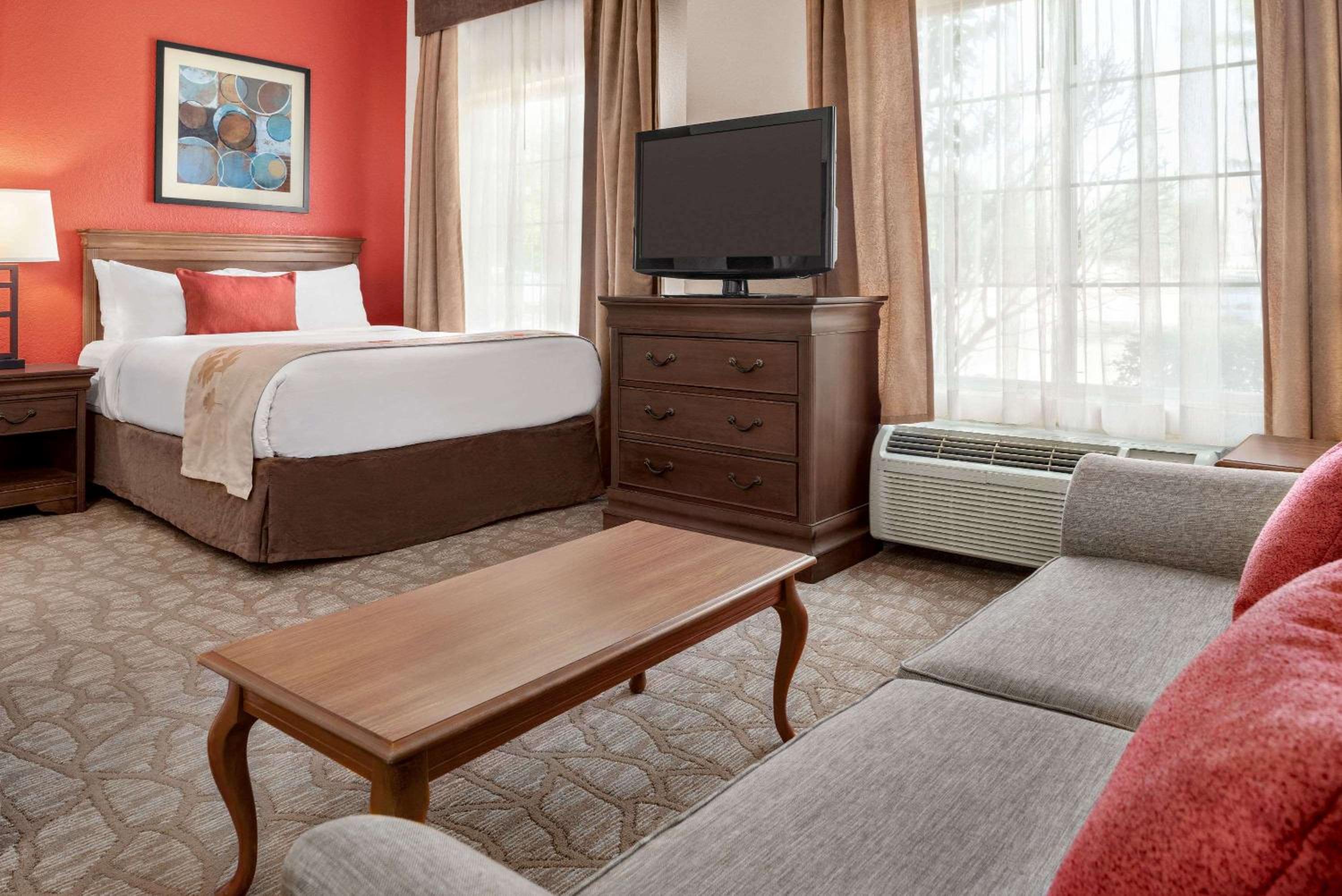 Queen Room with Sofa Bed - Non-Smoking - Photo 3